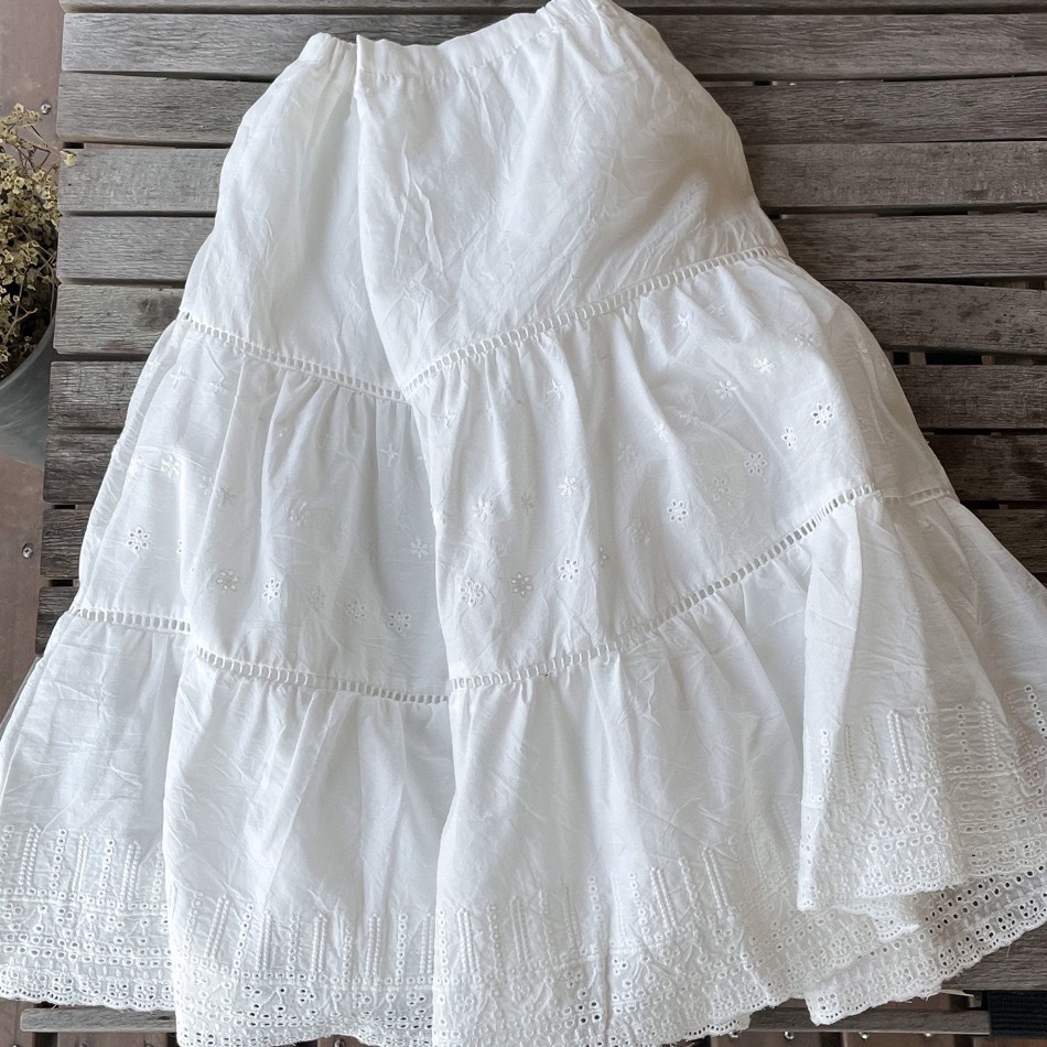 簍空刺繡小花裙