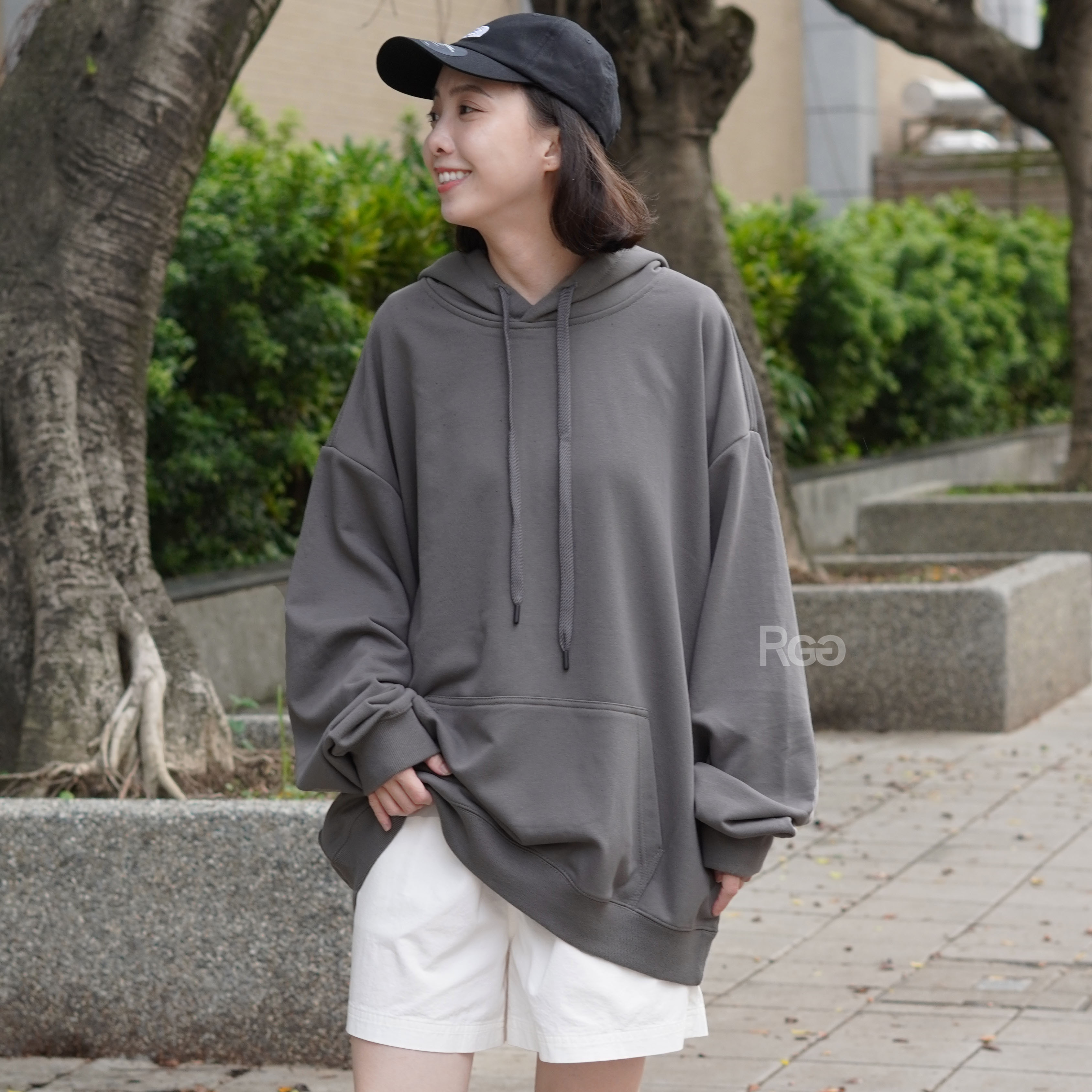 女模穿著ArriveGuide 重磅寬版落肩帽T石墨灰