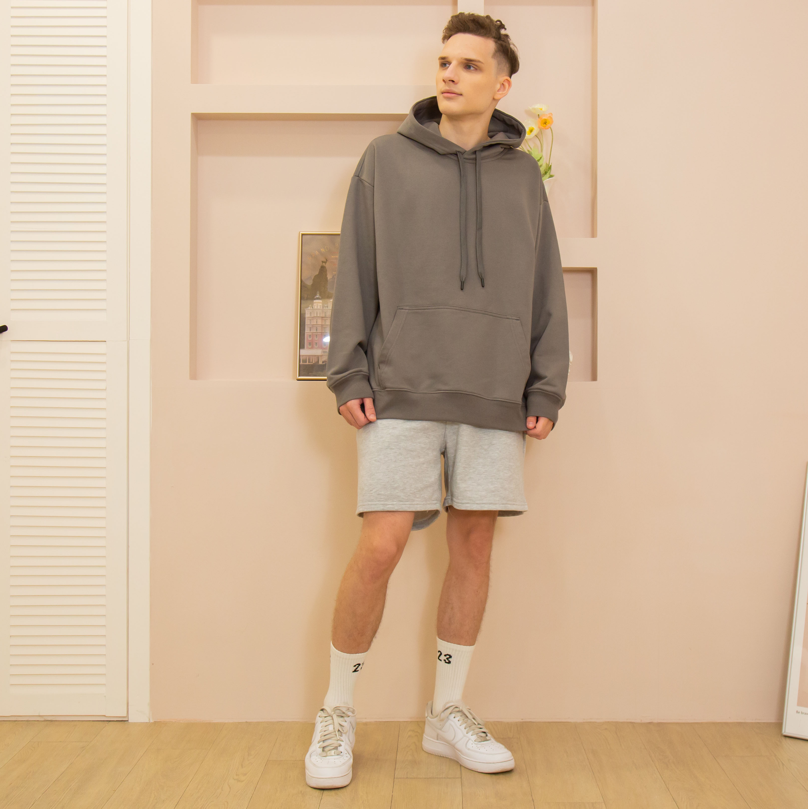 男模穿著ArriveGuide 重磅寬版落肩帽T石墨灰