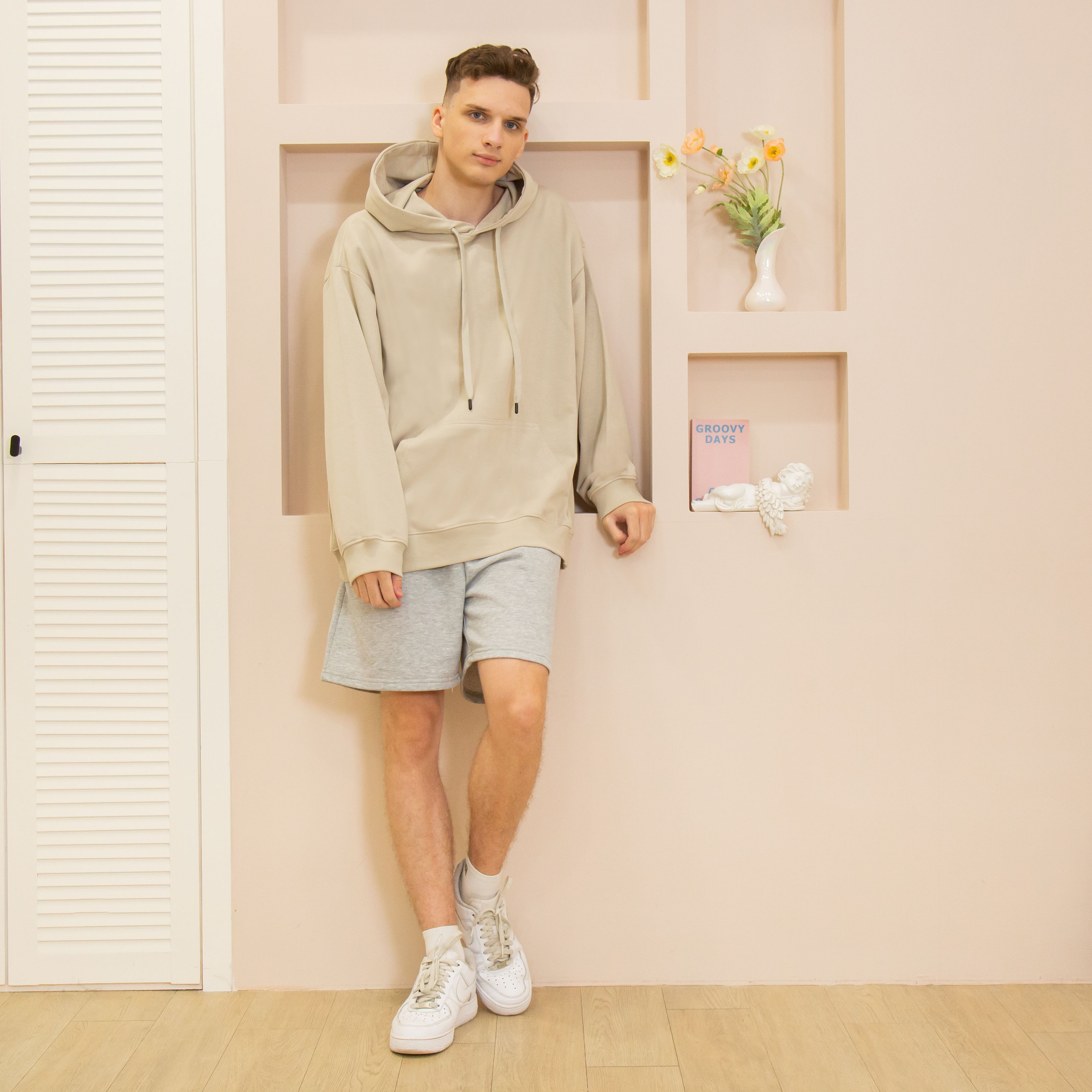 男模穿著ArriveGuide 重磅寬版落肩帽T燕麥色