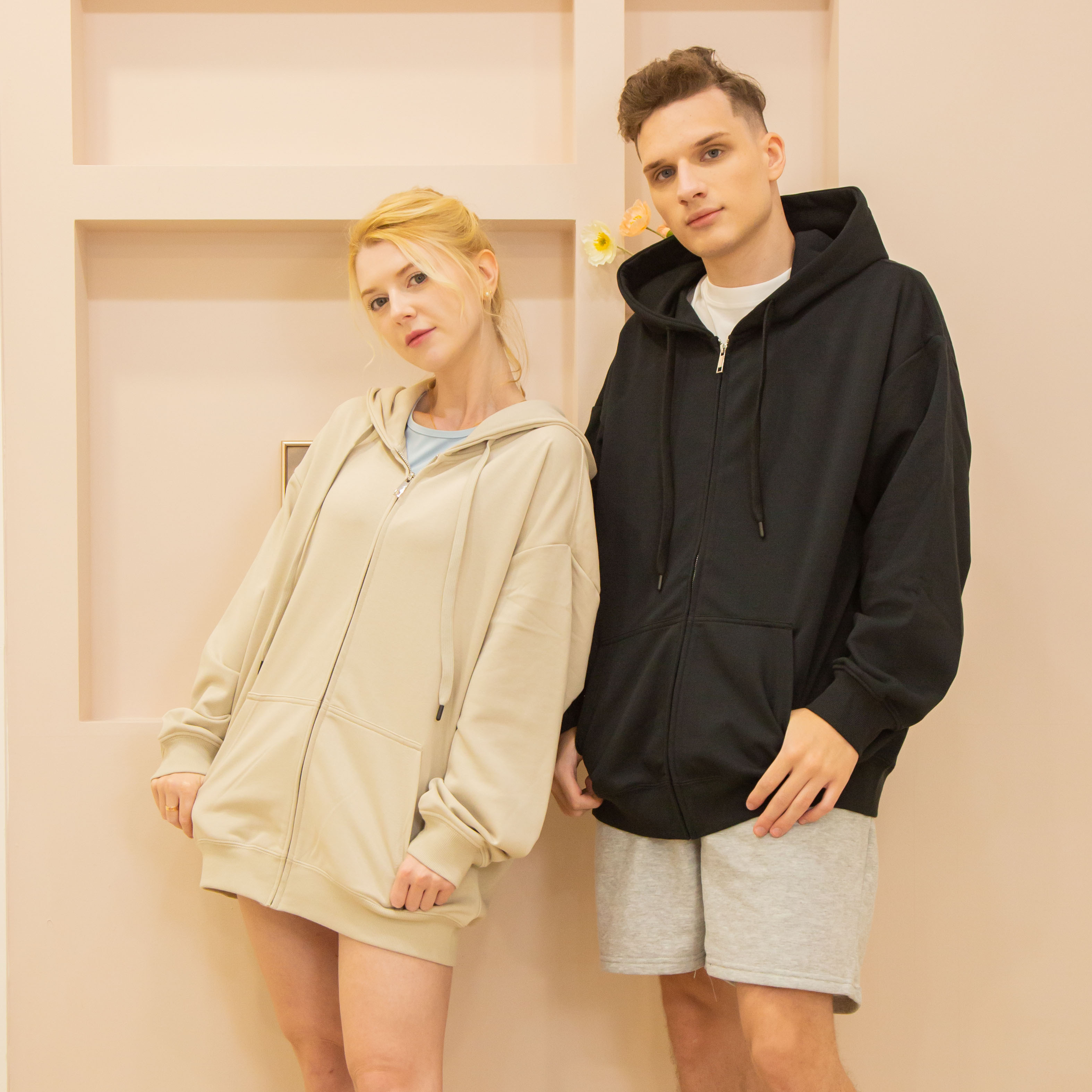 ArriveGuide 重磅寬版落肩連帽外套女模著燕麥色男模著黑色