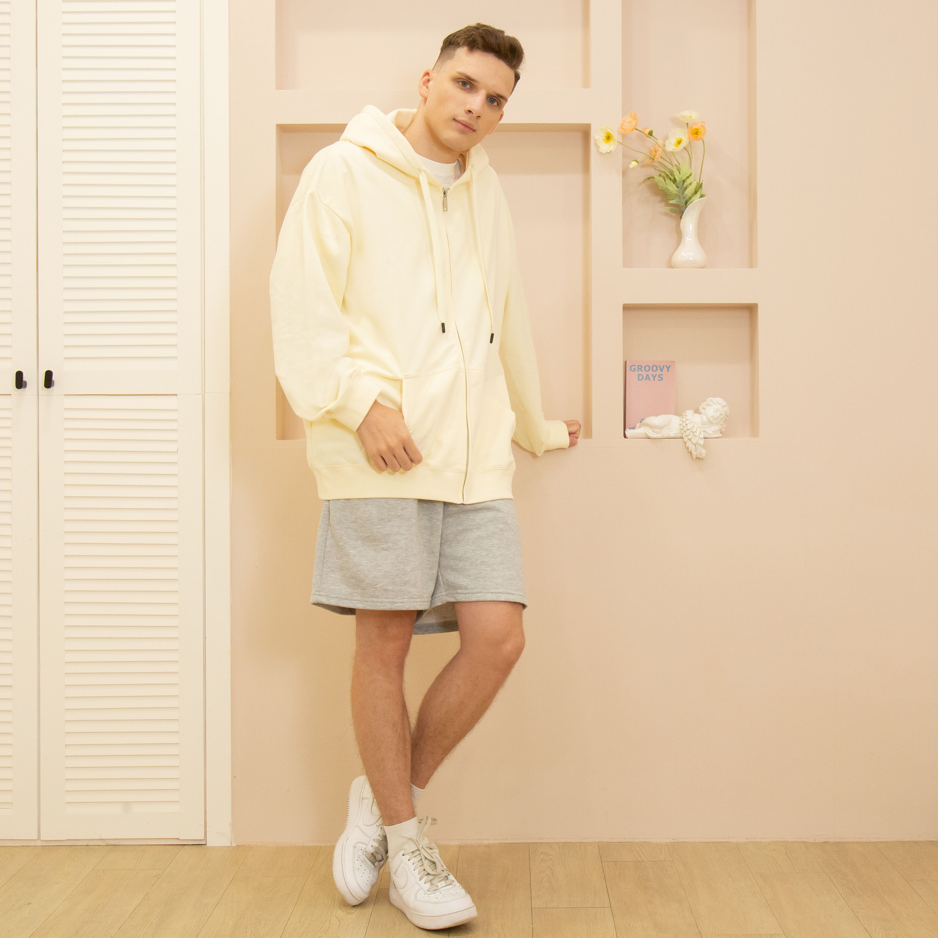 男模穿著ArriveGuide 重磅寬版落肩連帽外套奶油色