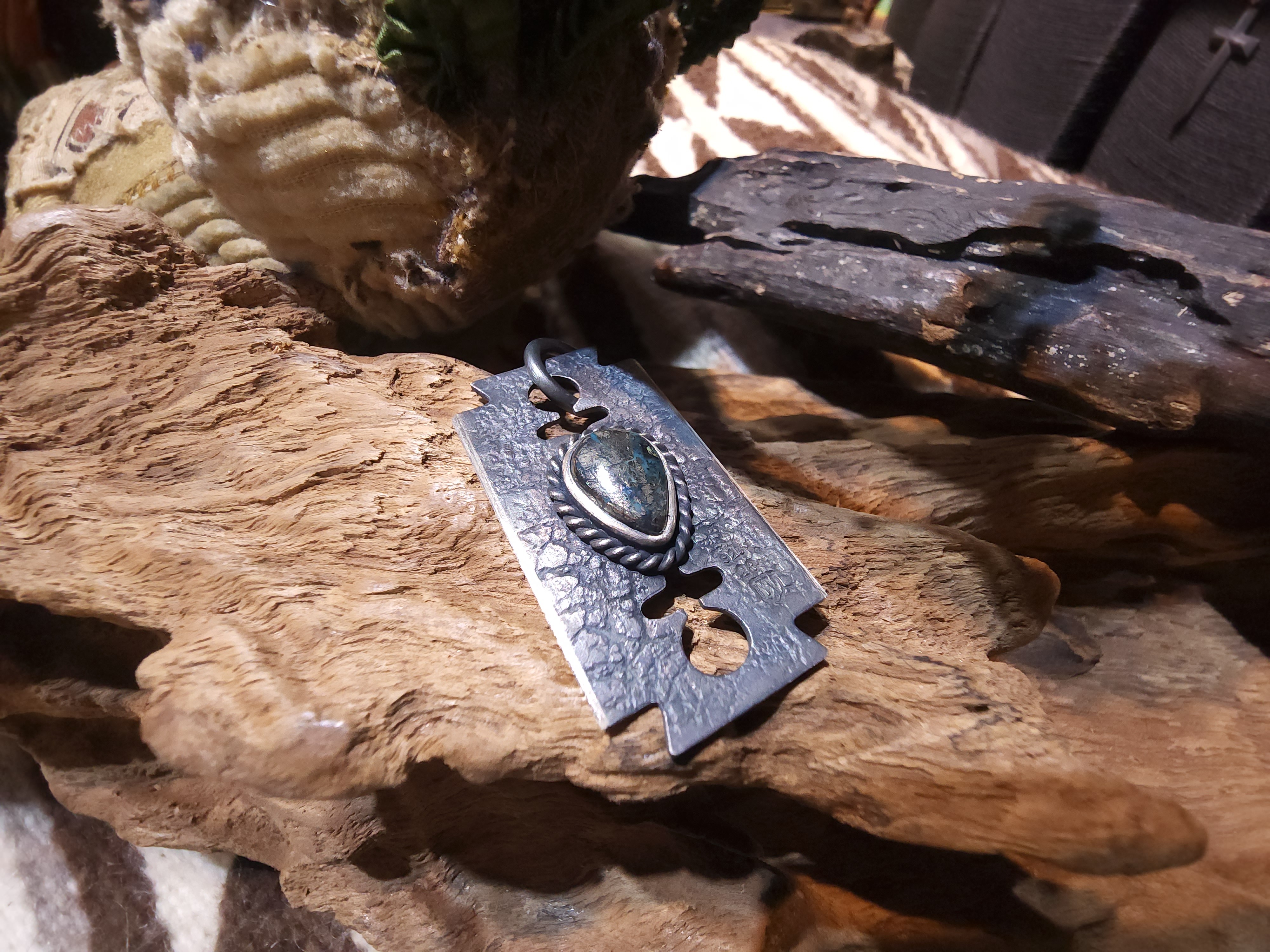 *Black Venom Jewelry- Freedom & Prayer 純銀刀片吊墜鑲 Morenci II 松石