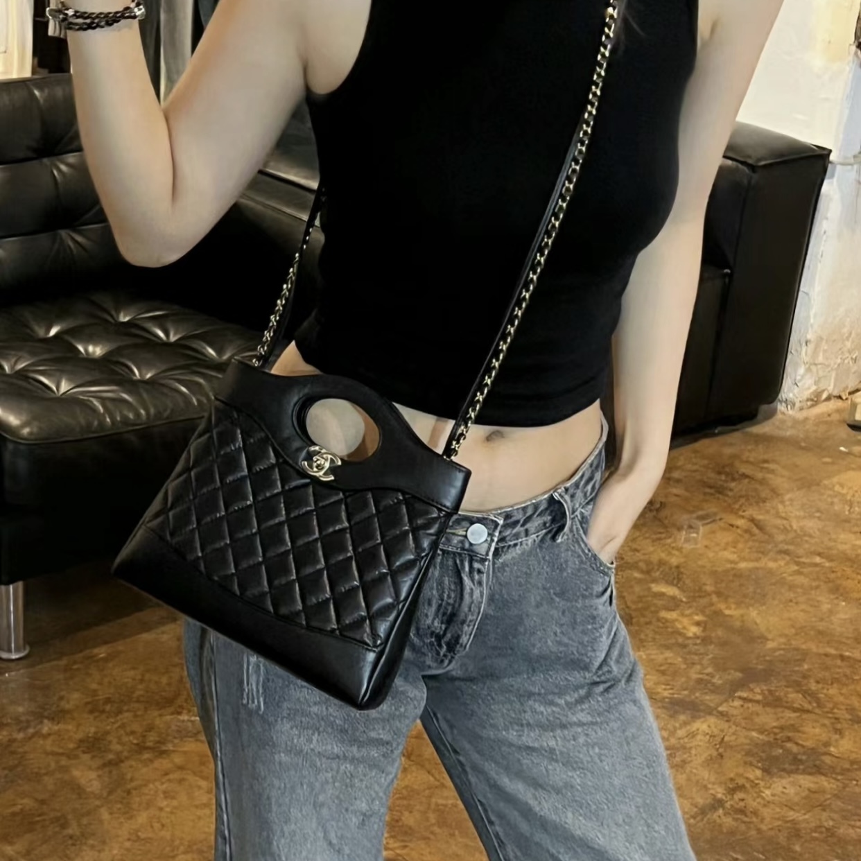 全新CHANEL 31 BAG Mini  AS4133 , 黑色光面小牛皮鏈條包, 淡金扣x菱格紋 @晶片 #BRAND NEW #香榭站正品