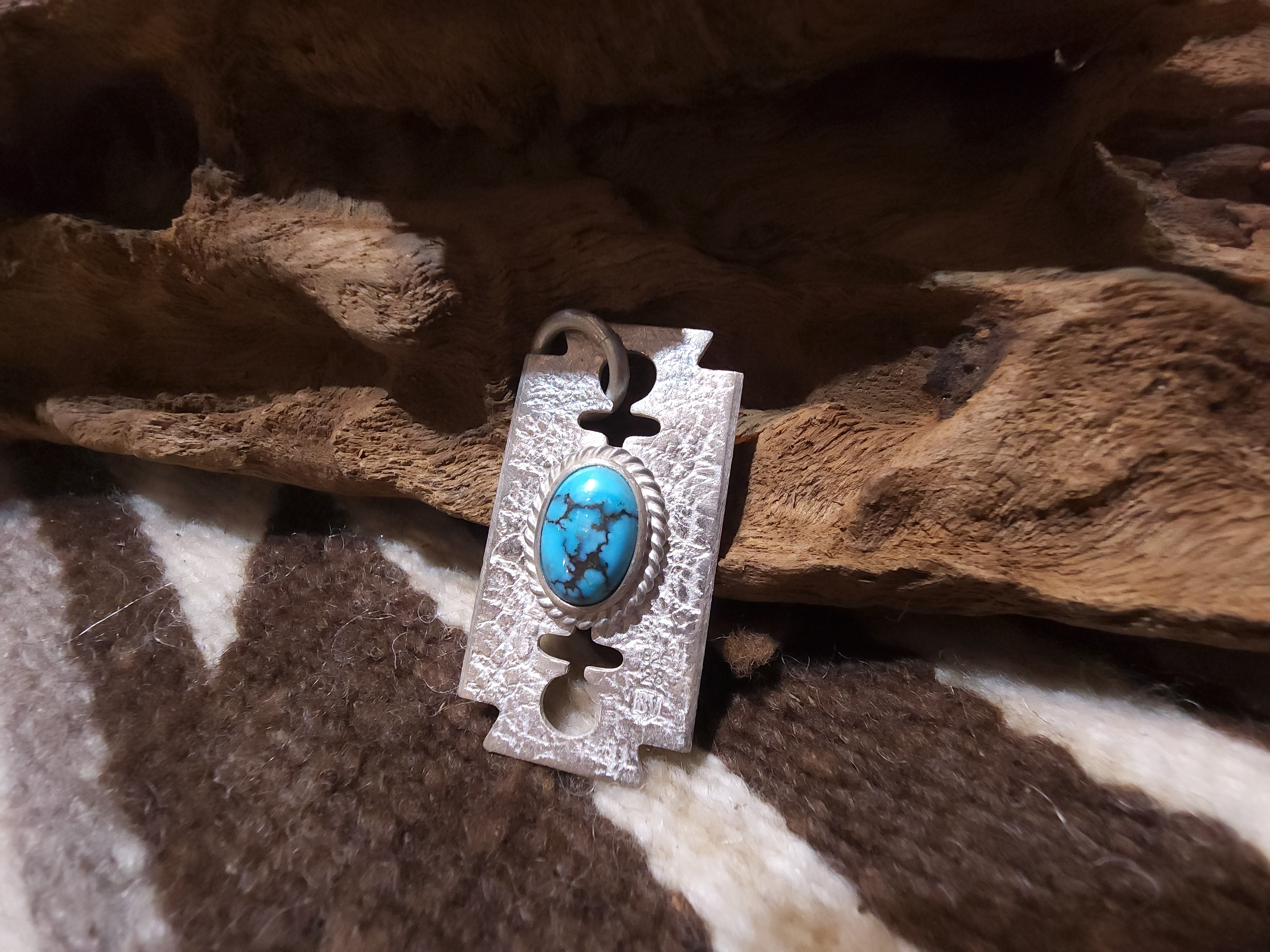 *Black Venom Jewelry- Freedom & Prayer 純銀刀片吊墜鑲 Lone Mountain 松石