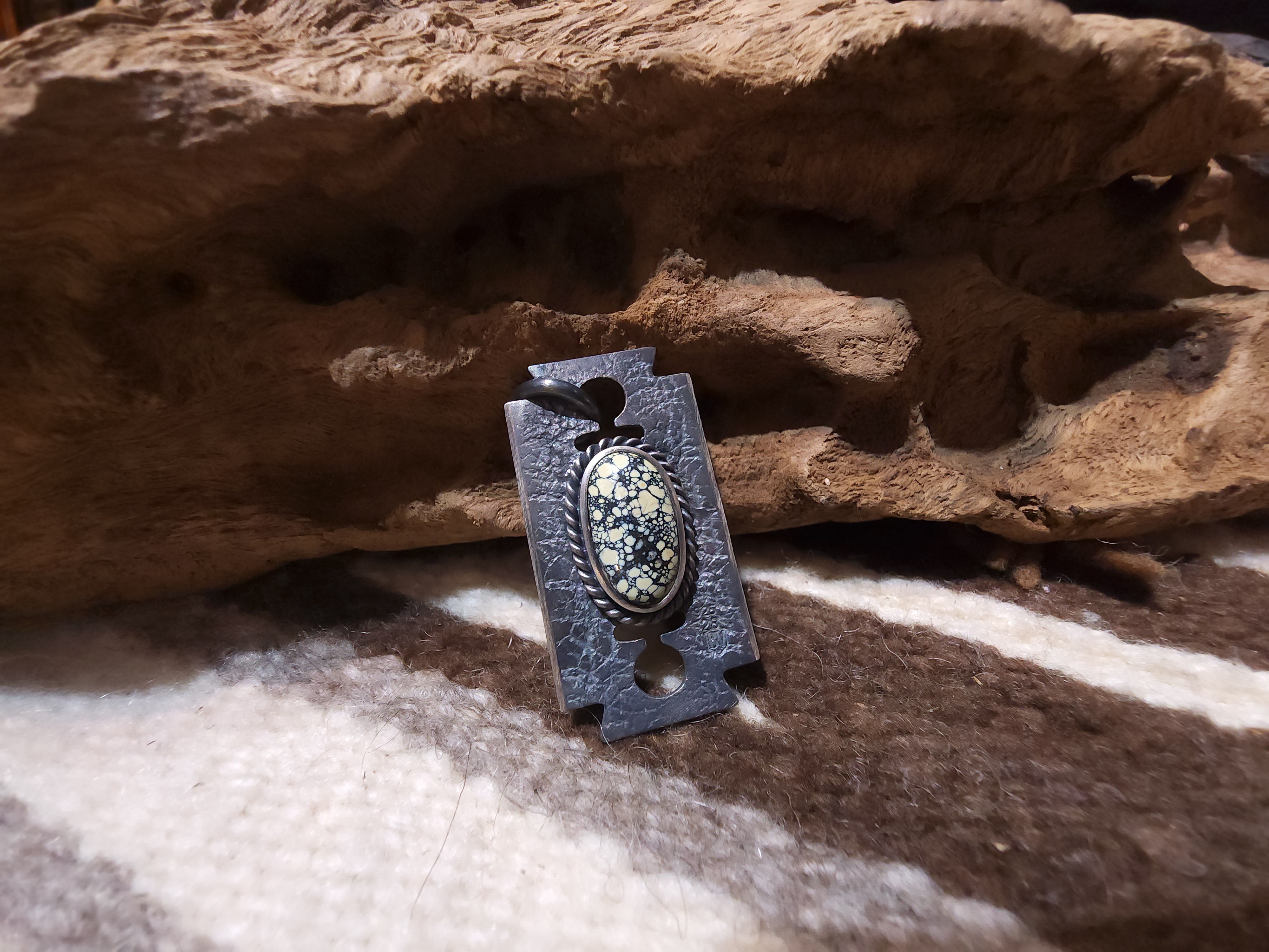 *Black Venom Jewelry- Freedom & Prayer 純銀刀片吊墜鑲 Damale 磷鋁石