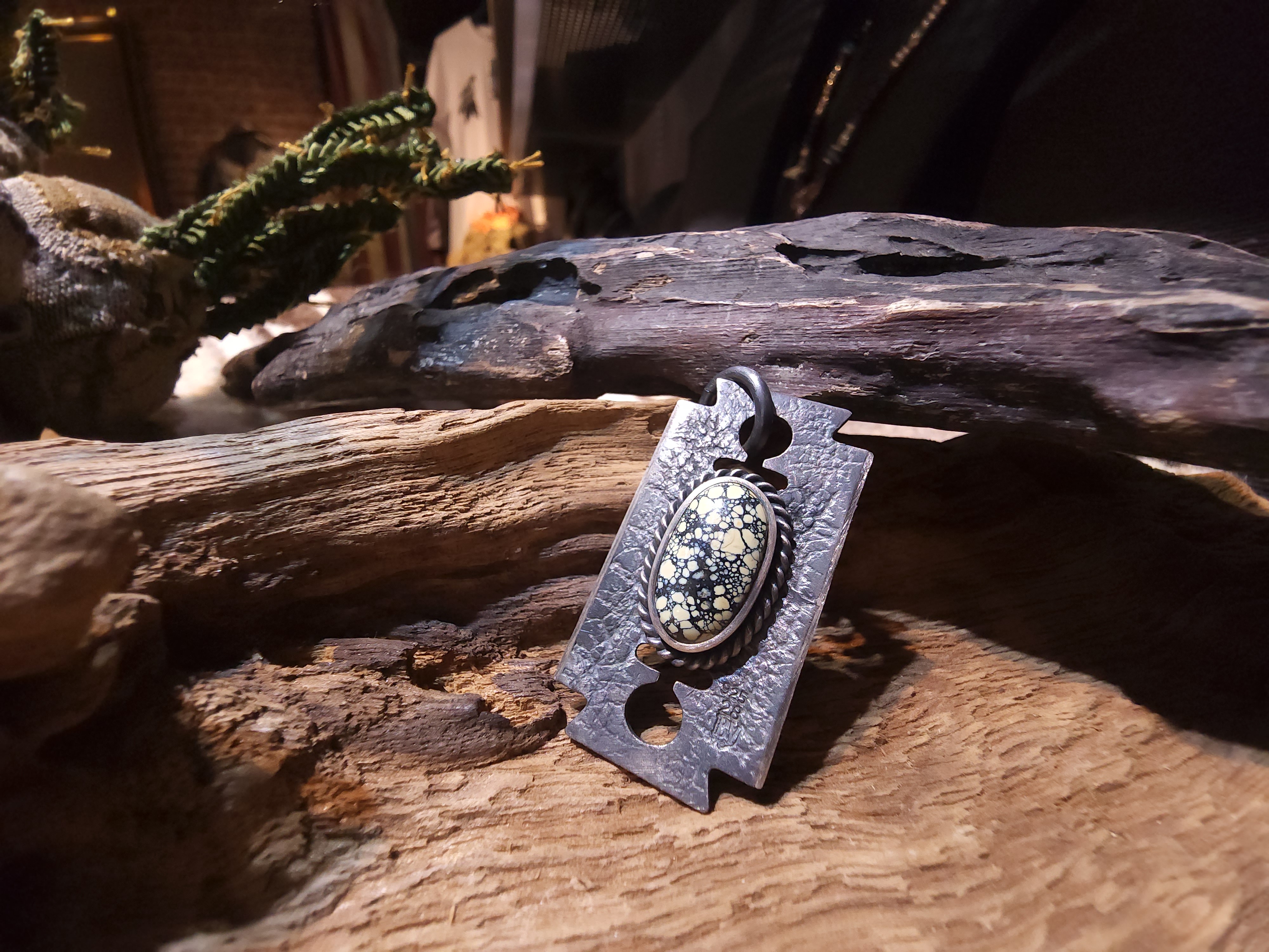 *Black Venom Jewelry- Freedom & Prayer 純銀刀片吊墜鑲 Damale 磷鋁石