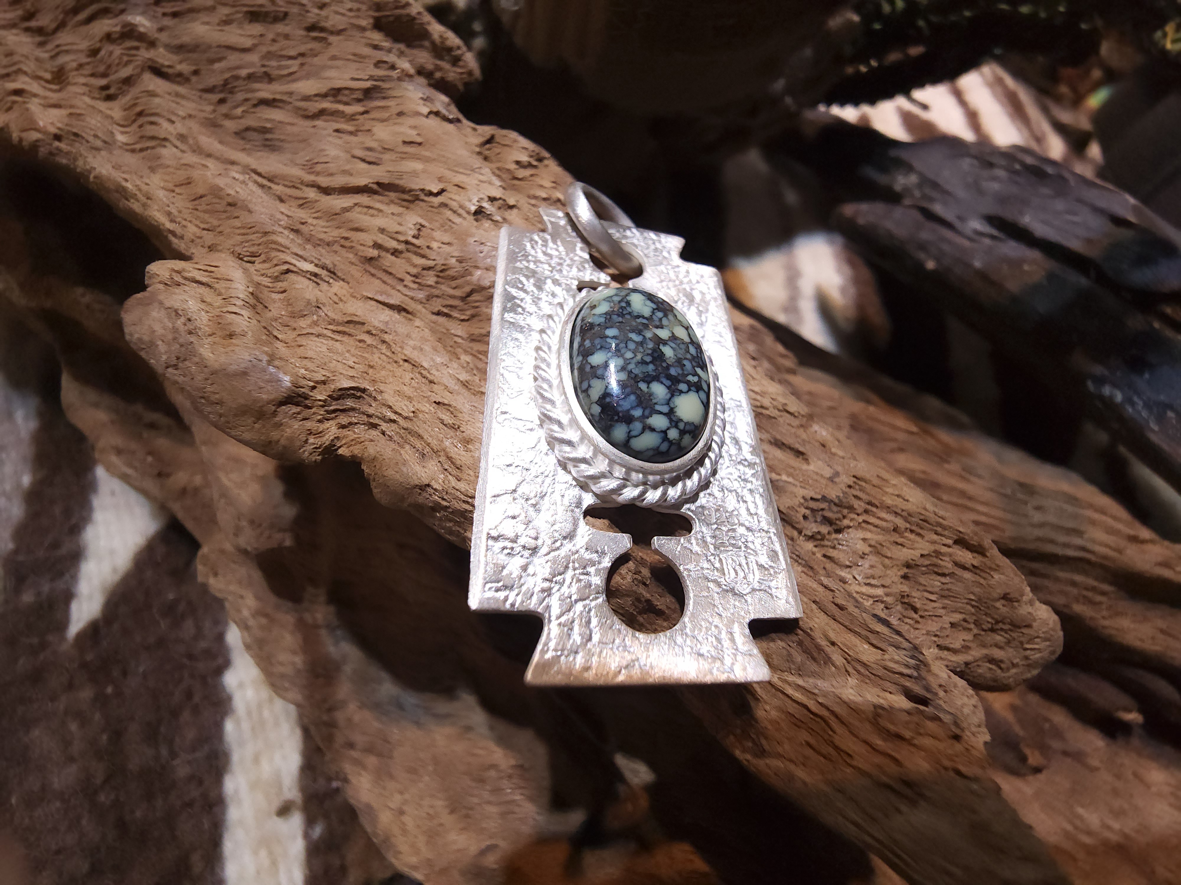 *Black Venom Jewelry- Freedom & Prayer 純銀刀片吊墜鑲 Damale 磷鋁石