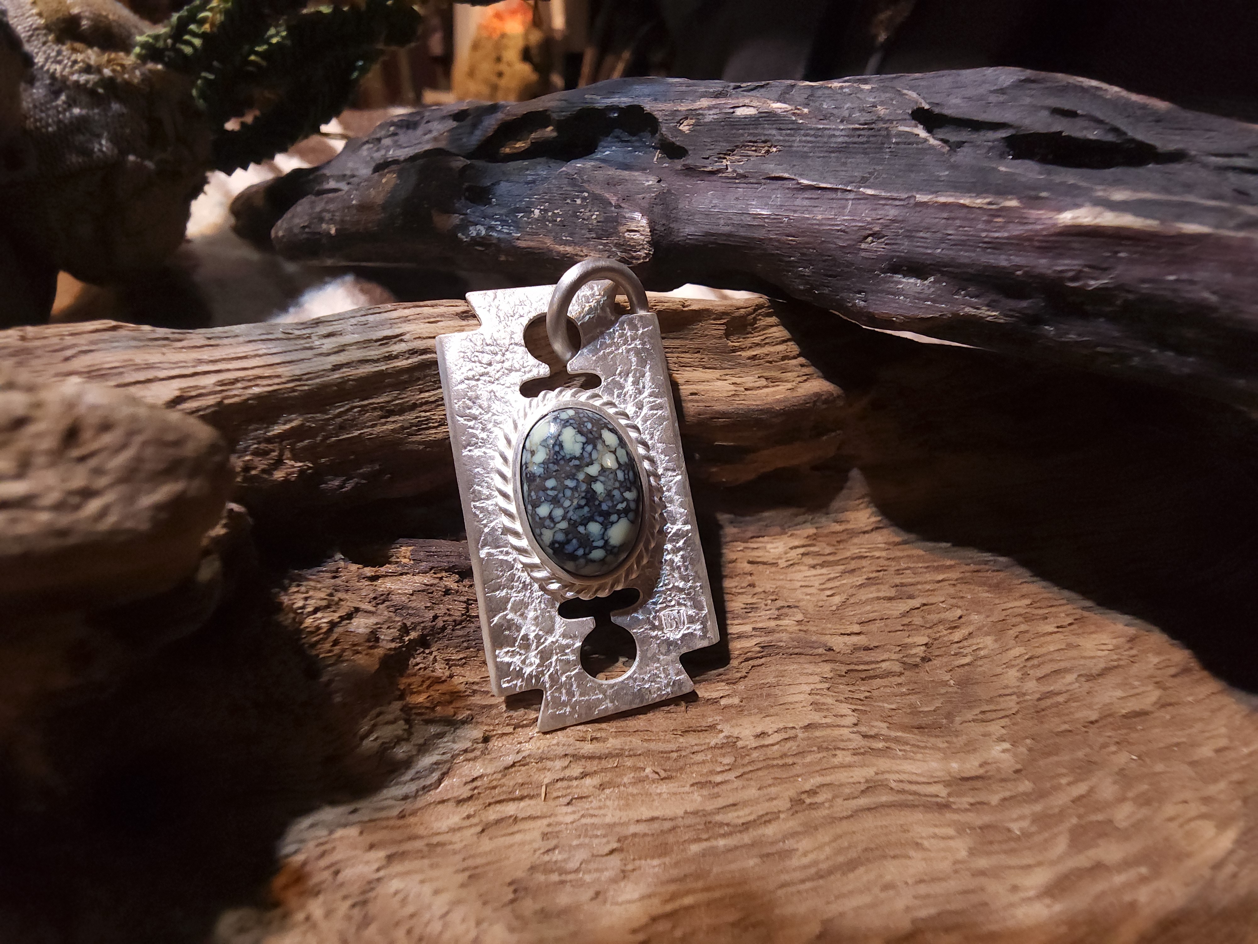 *Black Venom Jewelry- Freedom & Prayer 純銀刀片吊墜鑲 Damale 磷鋁石