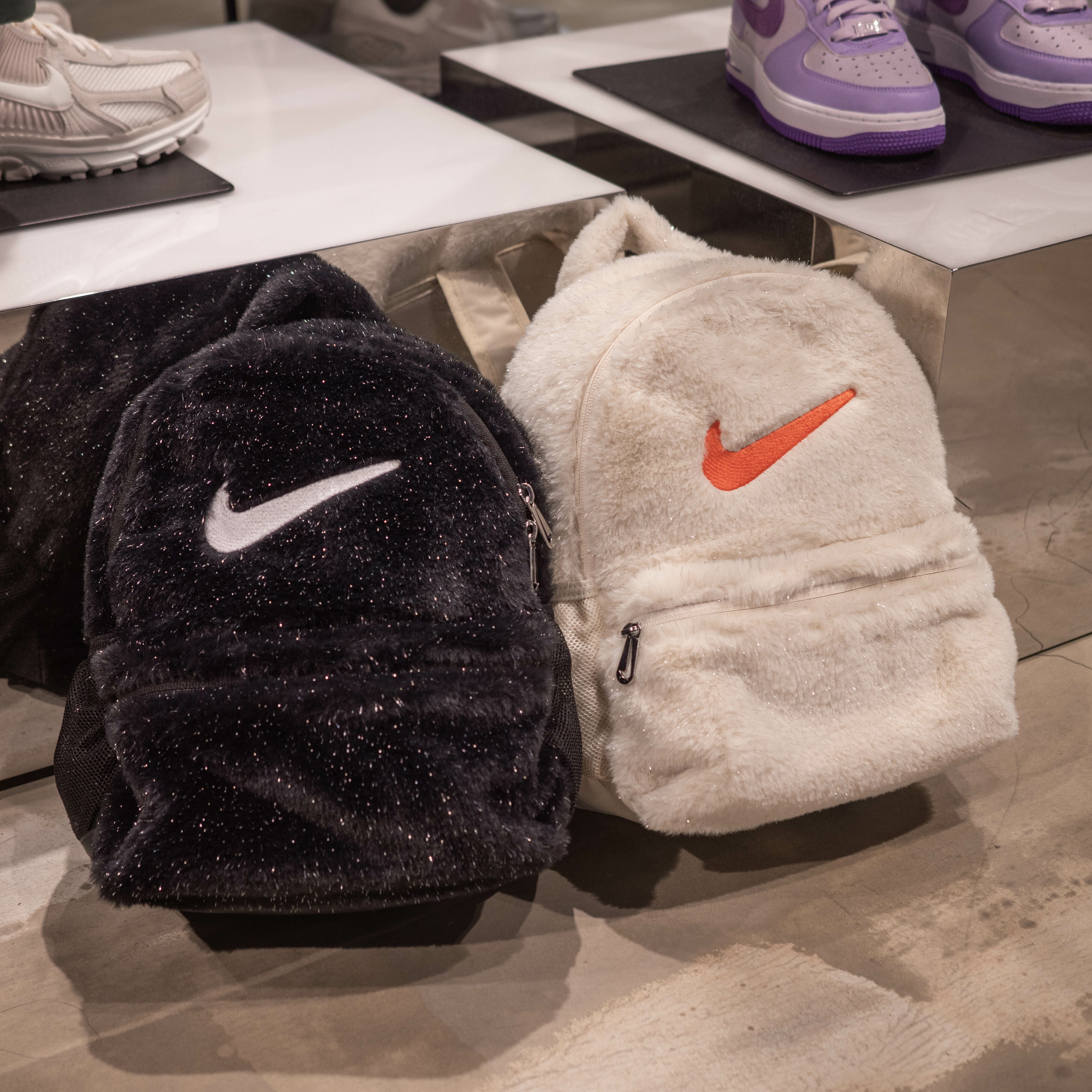 Nike 皮草毛毛背包 黑fz1330-010、白FZ1330-113