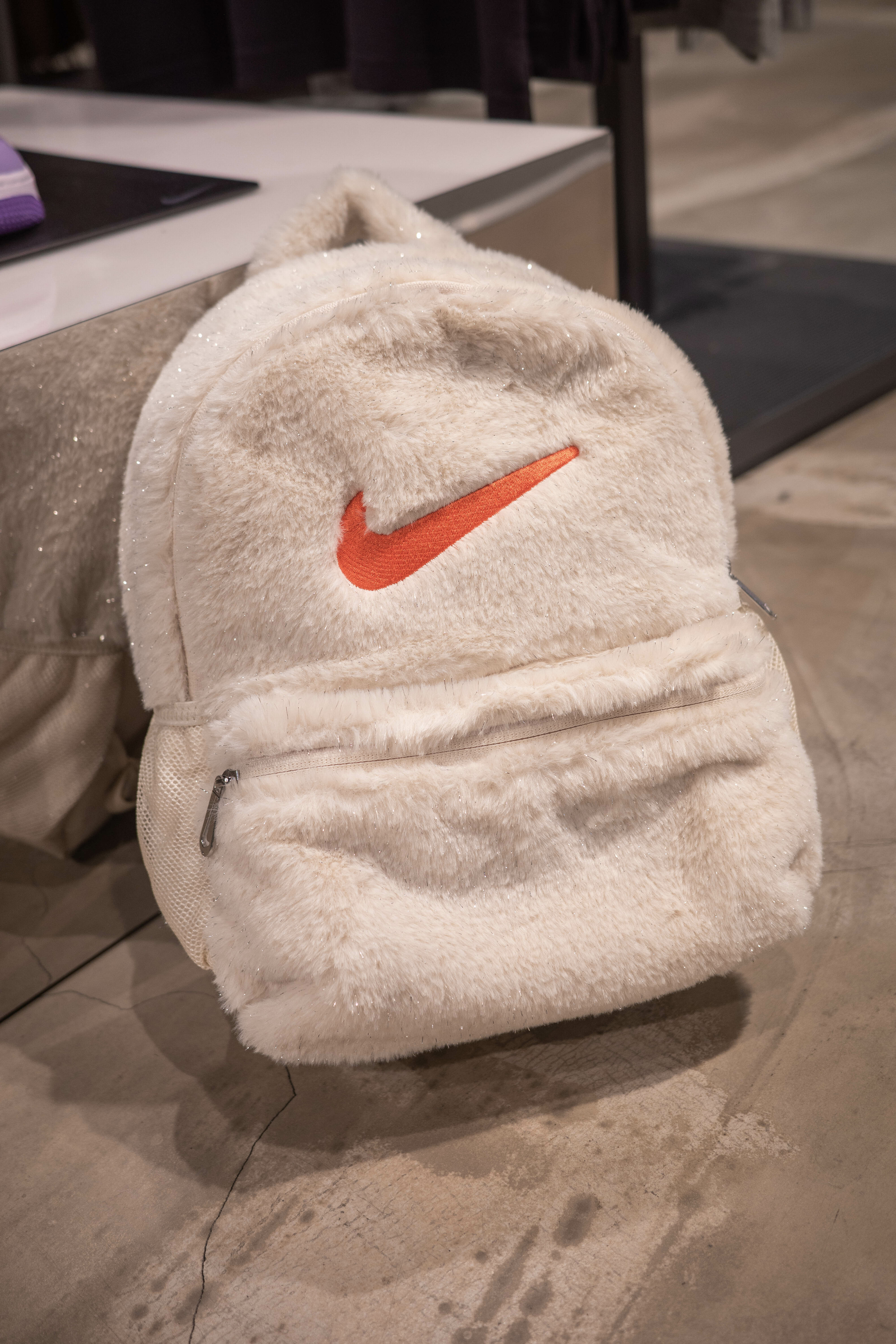 Nike 皮草毛毛背包 黑fz1330-010、白FZ1330-113