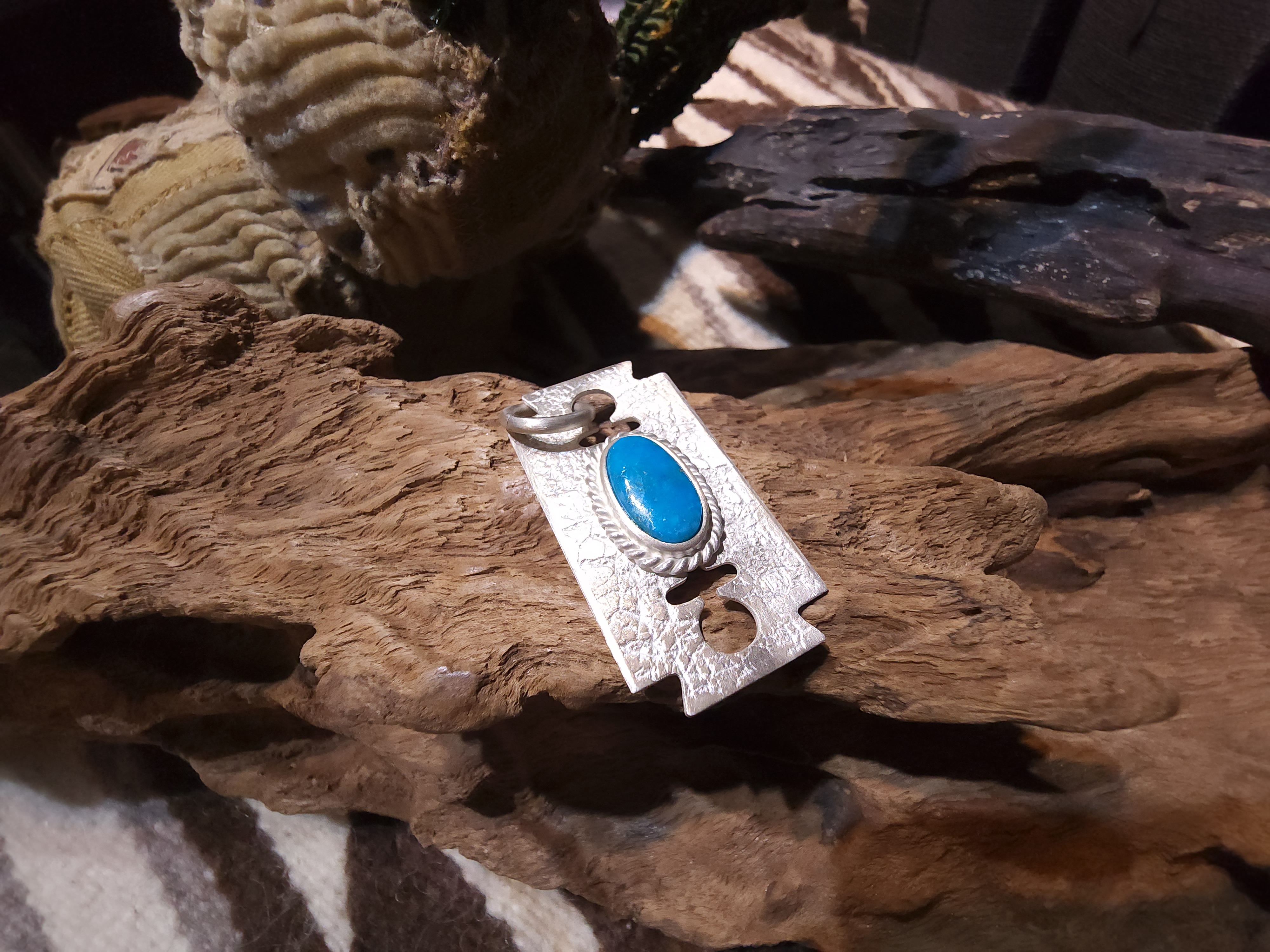 *Black Venom Jewelry- Freedom & Prayer 純銀刀片吊墜鑲  Kingman 水波紋松石