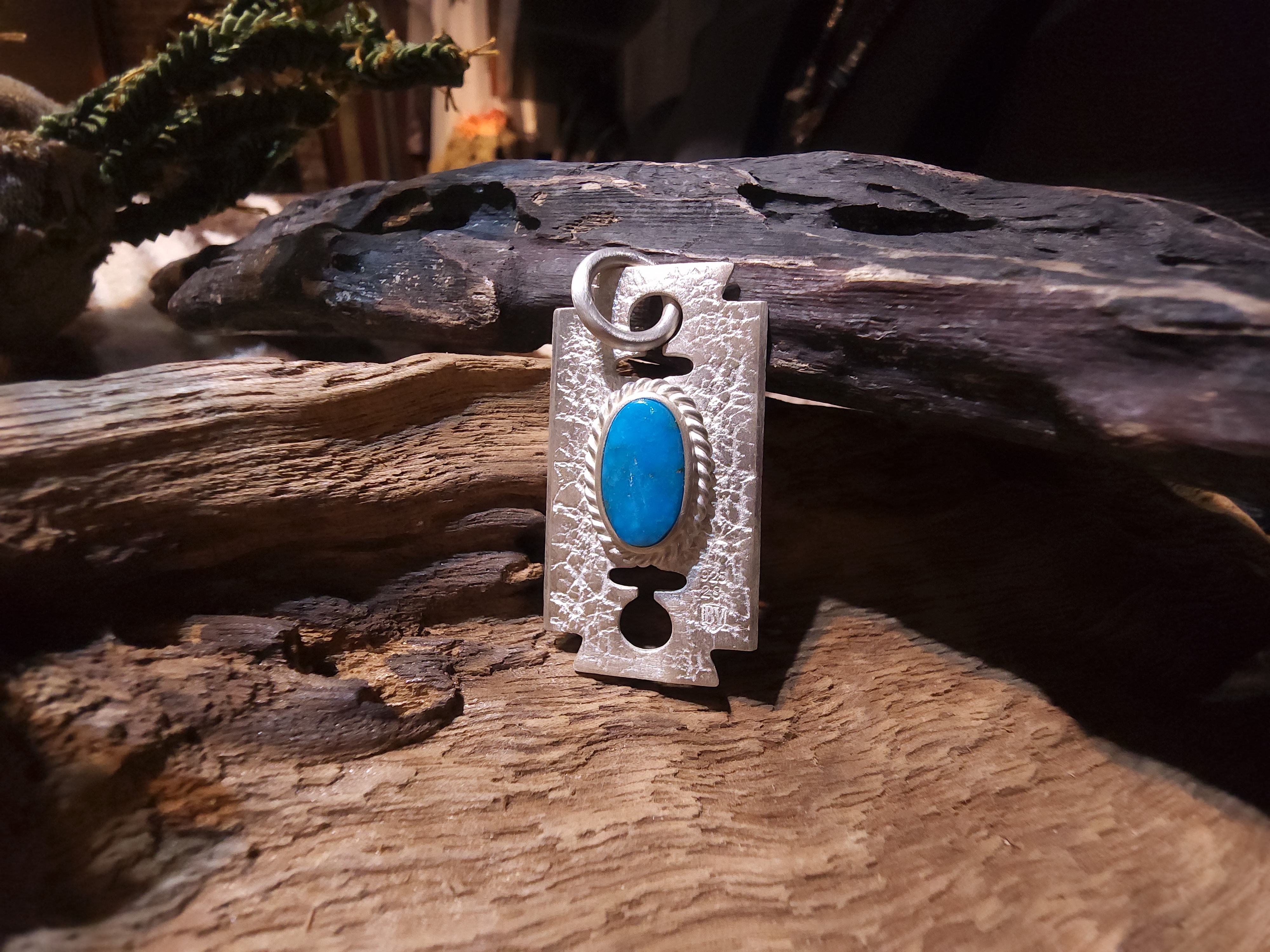 *Black Venom Jewelry- Freedom & Prayer 純銀刀片吊墜鑲  Kingman 水波紋松石