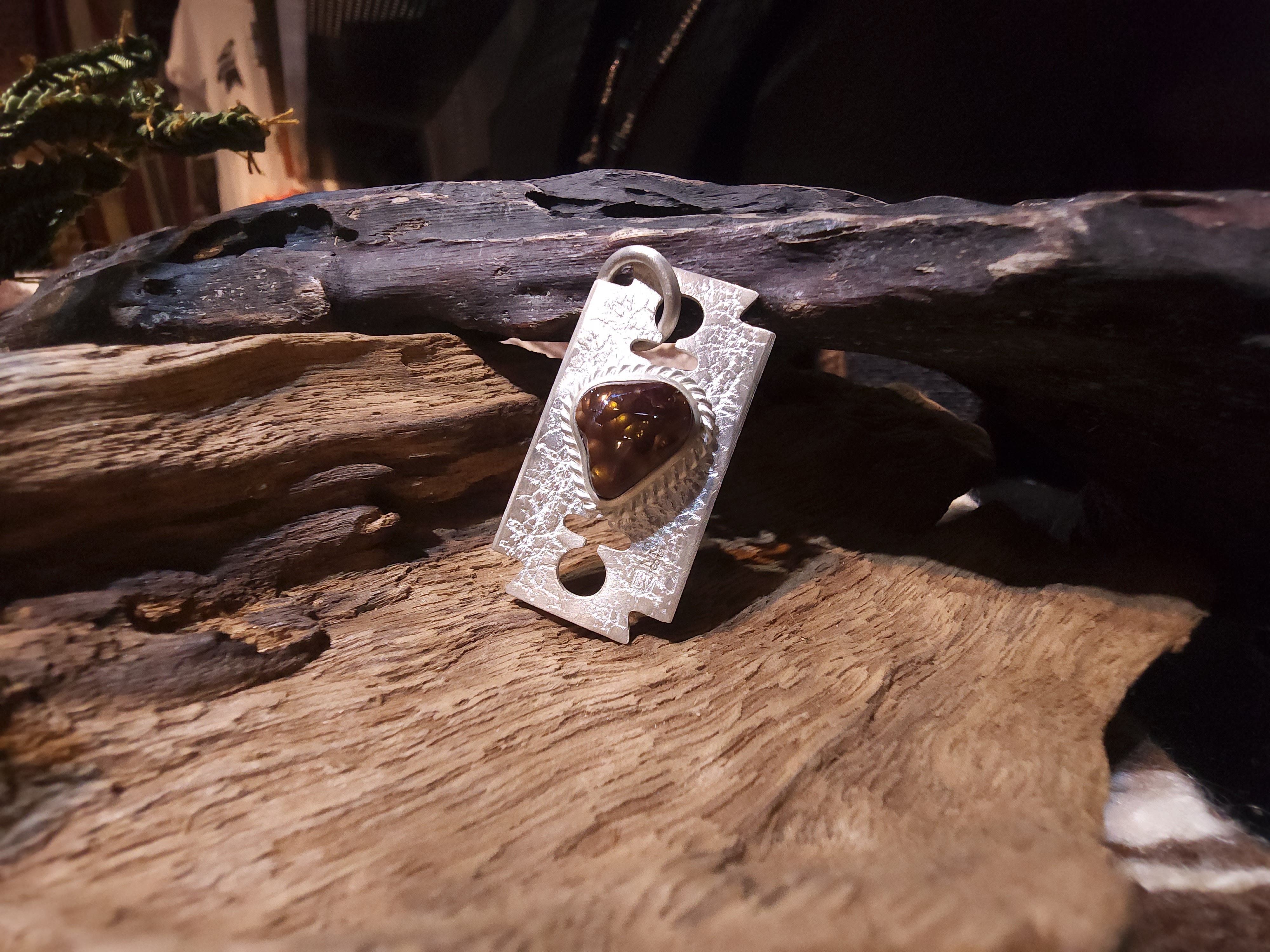 *Black Venom Jewelry- Freedom & Prayer 純銀刀片吊墜鑲 火瑪瑙