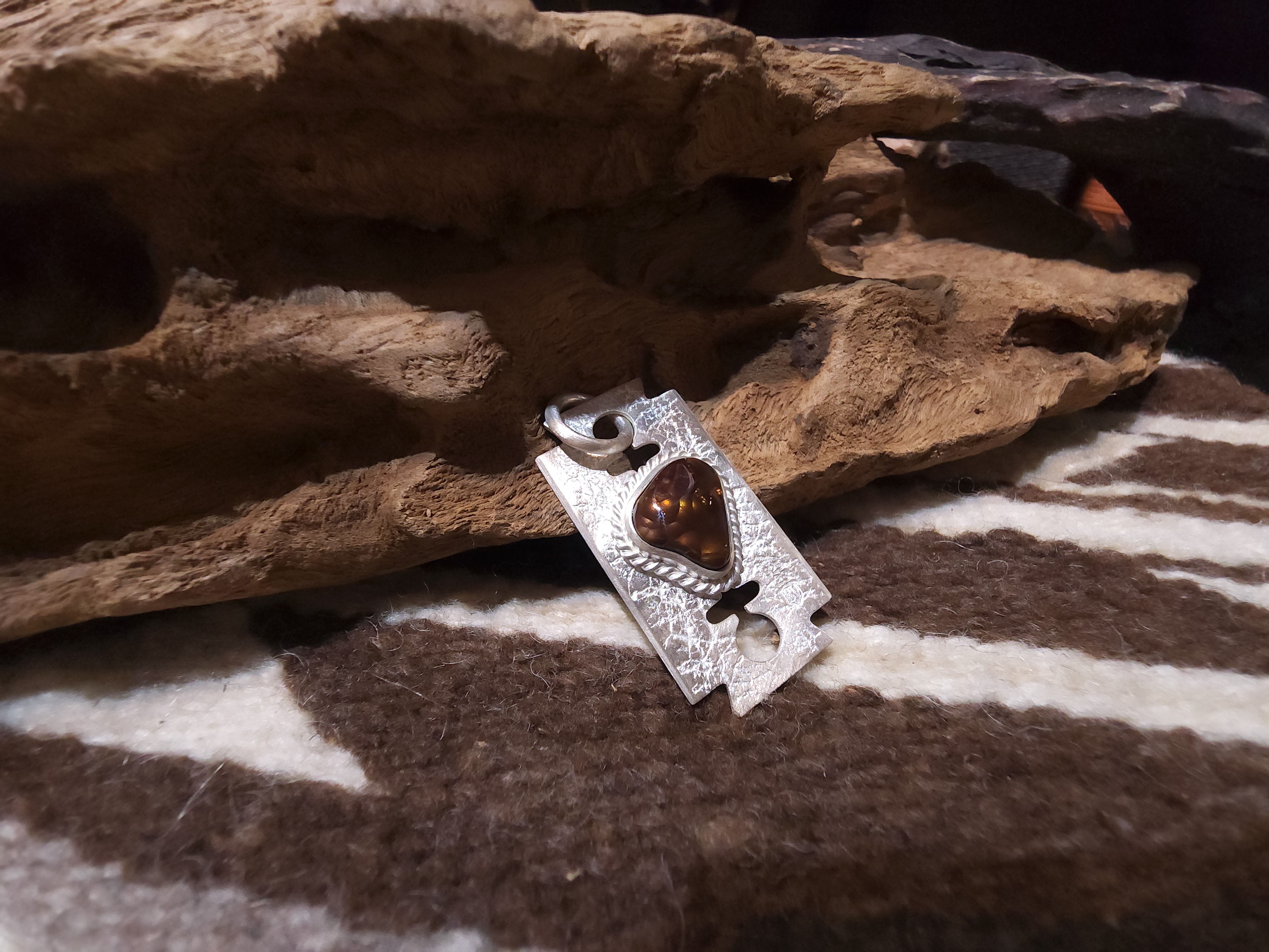 *Black Venom Jewelry- Freedom & Prayer 純銀刀片吊墜鑲 火瑪瑙