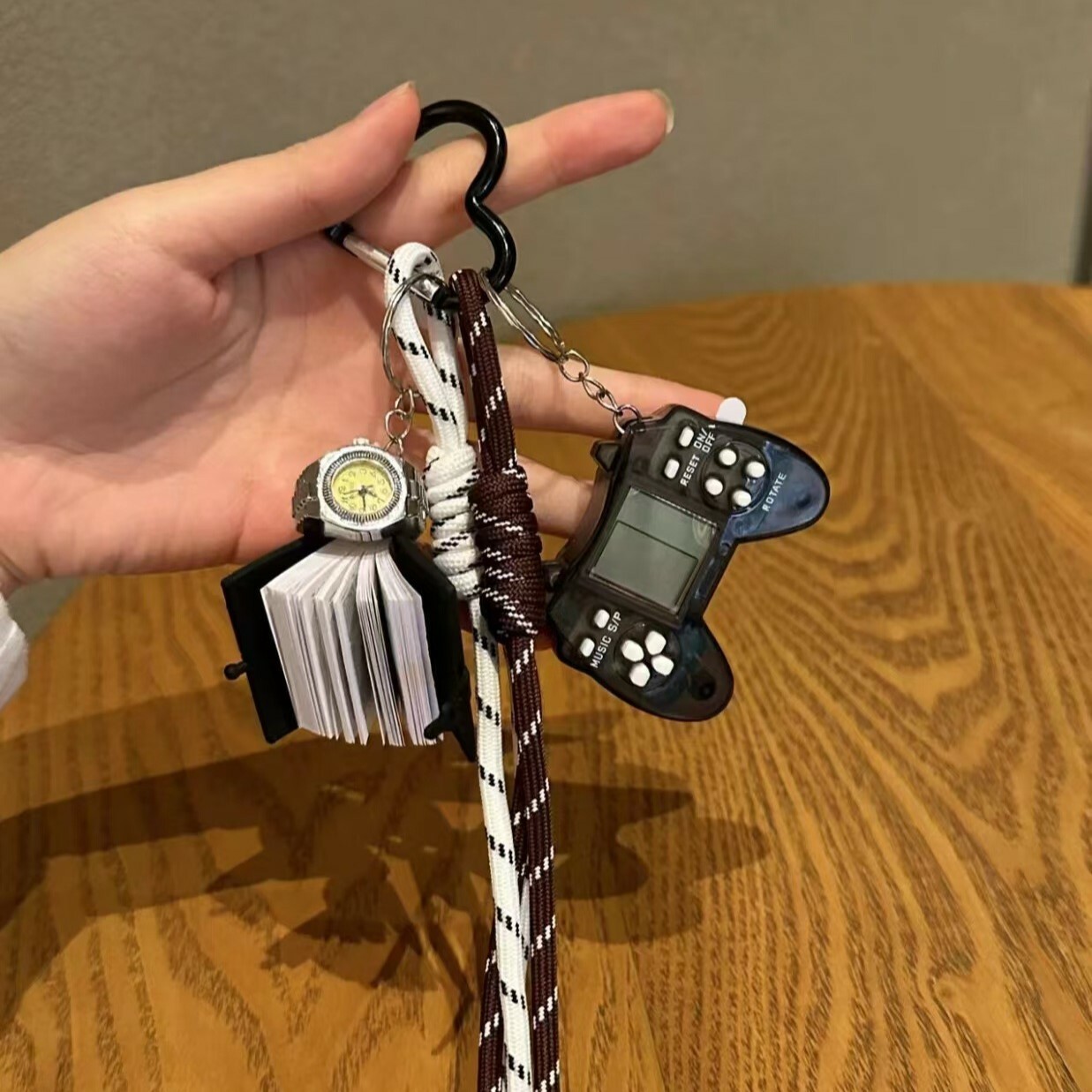 書本遊戲機吊飾