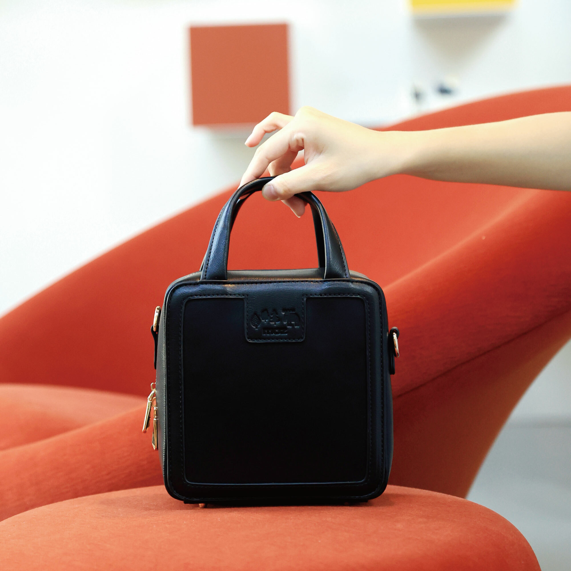 新品上市】moz瑞典駝鹿防潑水皮革方包(黑)