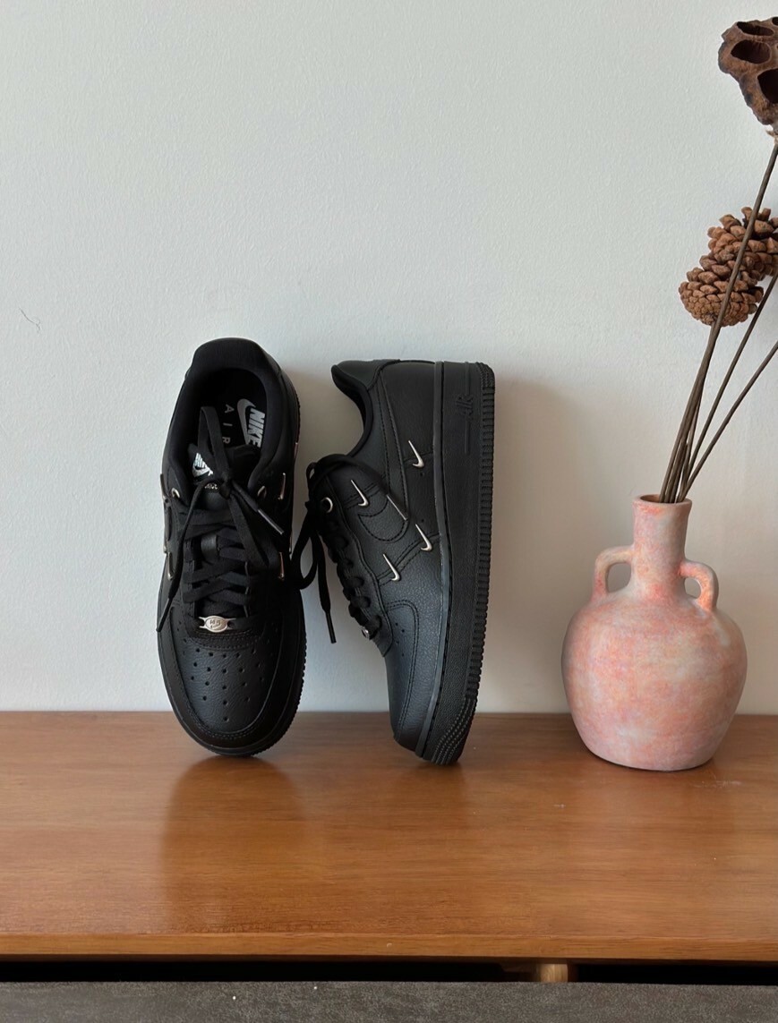 Nike Air Force 1 全黑 黑魂 小銀勾 女款 AF1 HQ1180-001