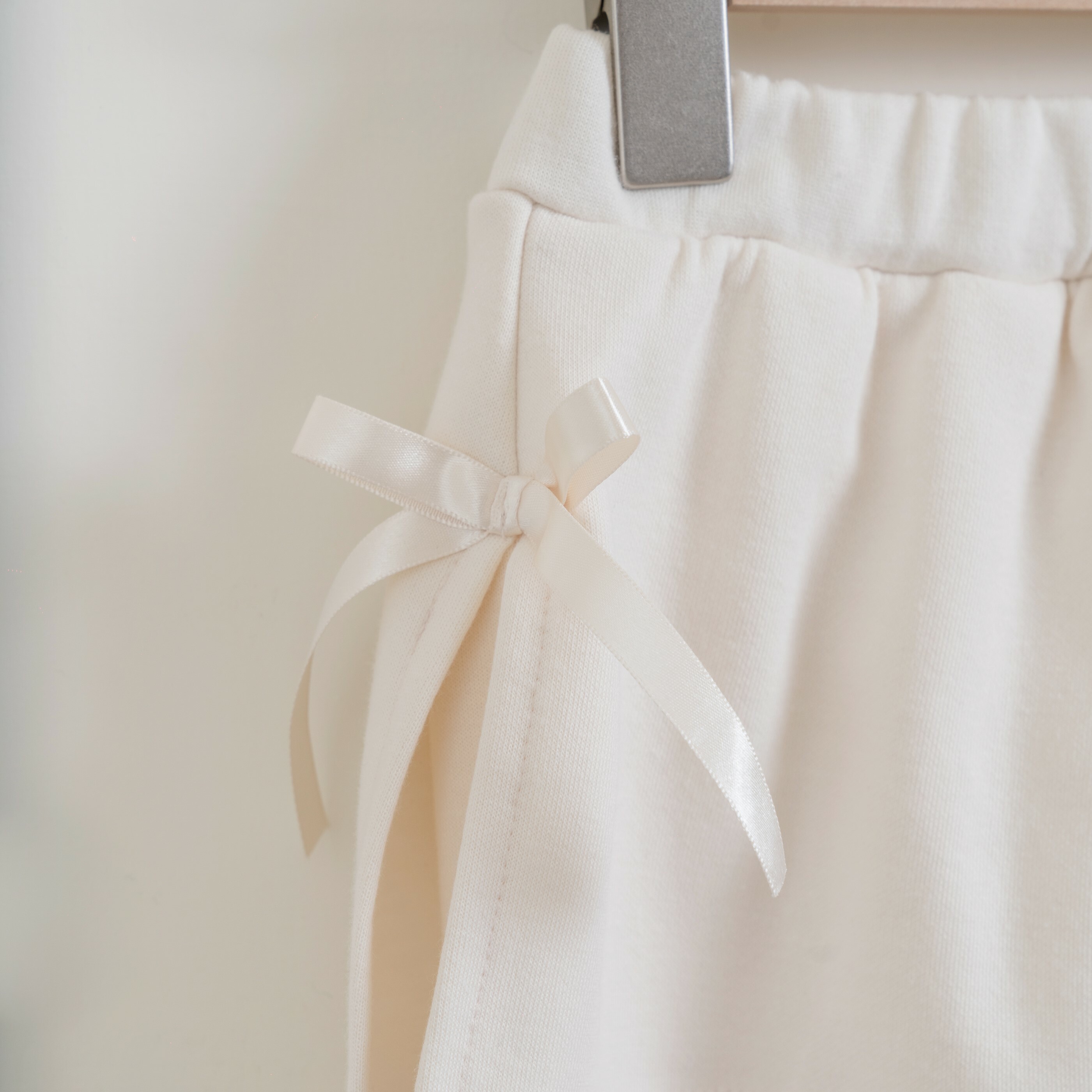 韓國 Aosta - 秋款蝴蝶結喇叭褲-杏色細節