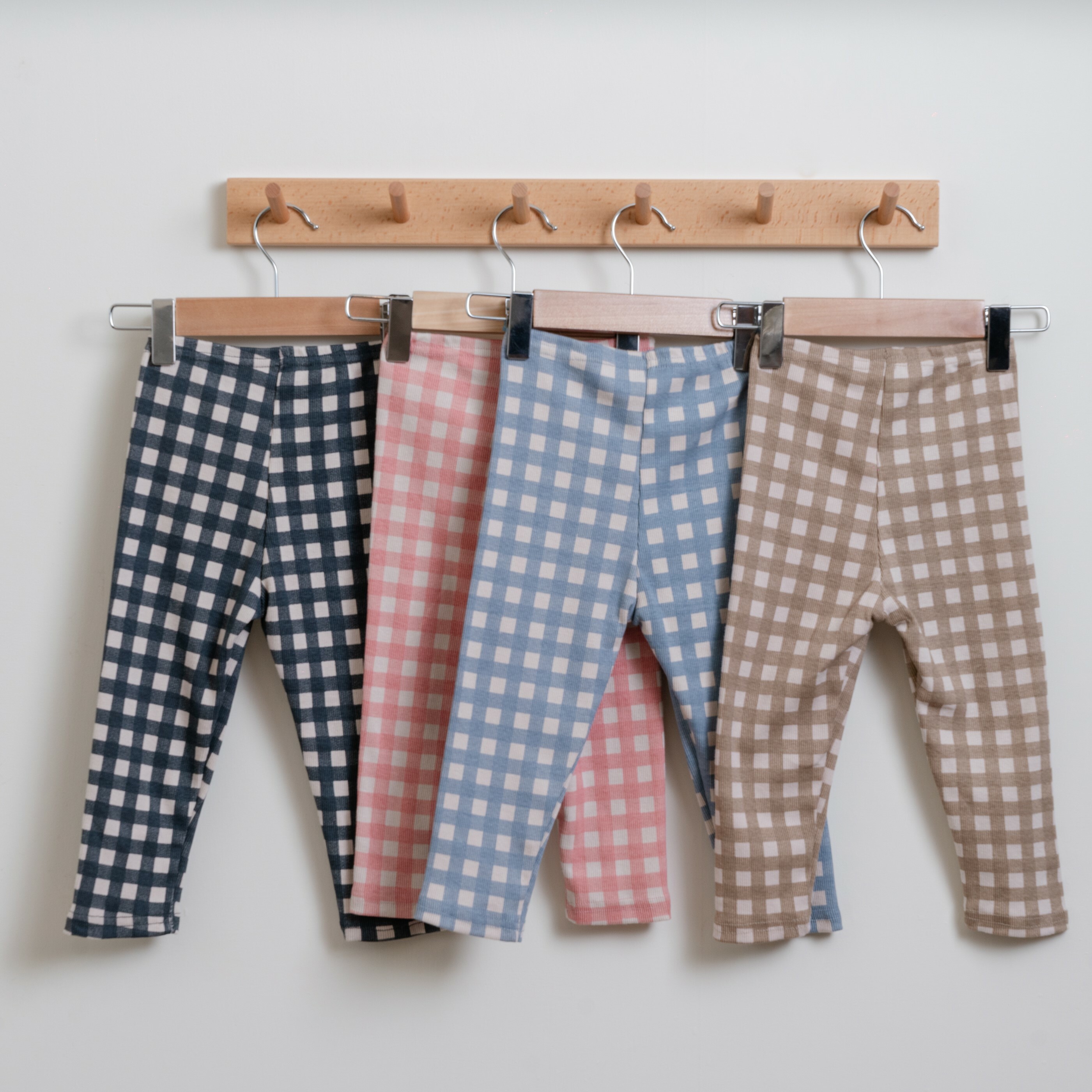 韓國 Aosta-秋款經典格紋內搭褲-細節背面