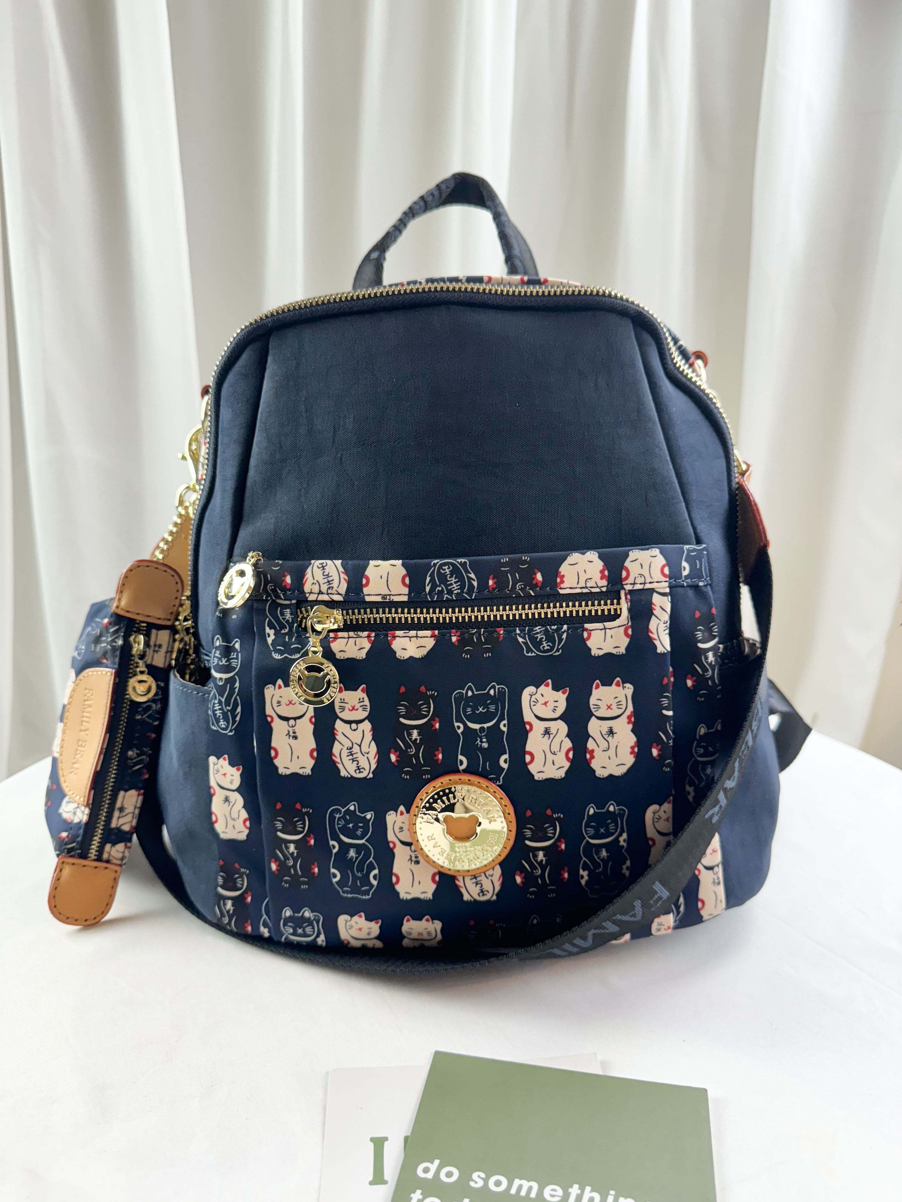 FamilyBear 招財貓拼色防潑水後背包 / 側背包 附酒精保護套+酒精瓶 #2649