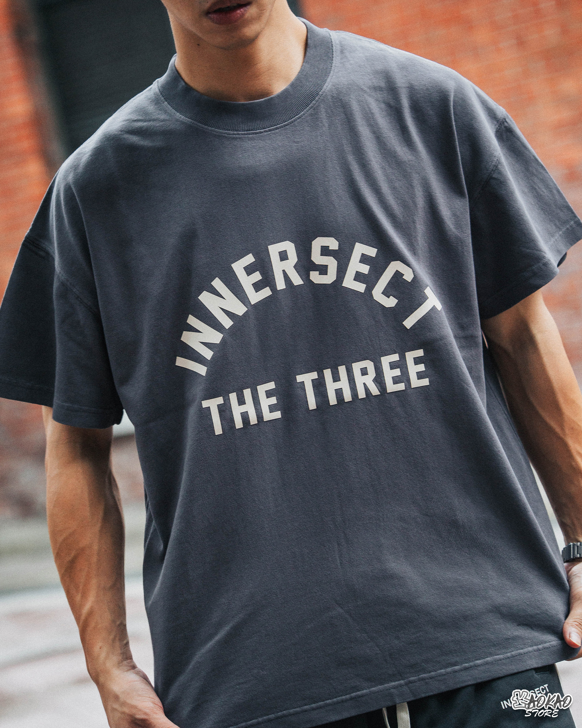 INNERSECT 三生萬物 THE THREE 袖口縮短 立體logo短袖【INN24FWTTE233】