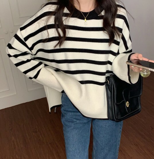 ᴷᴼᴿᴱᴬ 正韓🇰🇷<現貨> 氣質黑白撞色條紋圓領針織毛衣(兩色)