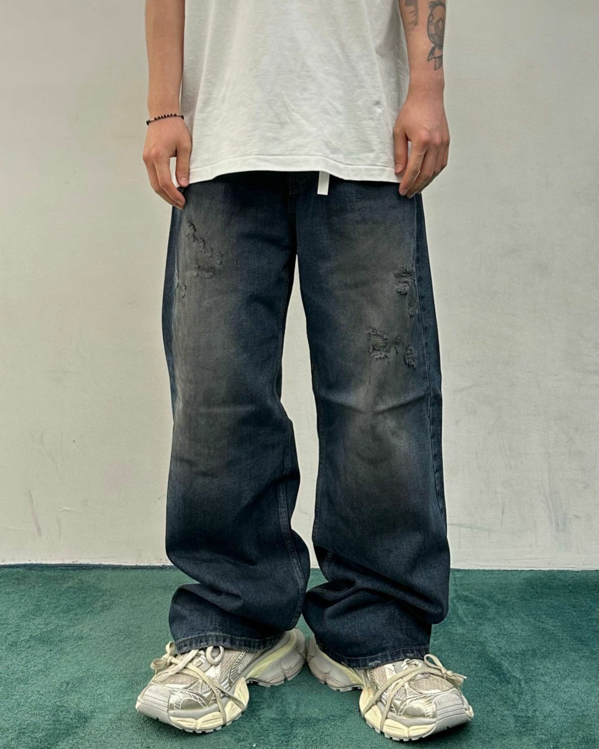 仿污洗水破洞鬆身牛仔褲 WELL DONE-086P