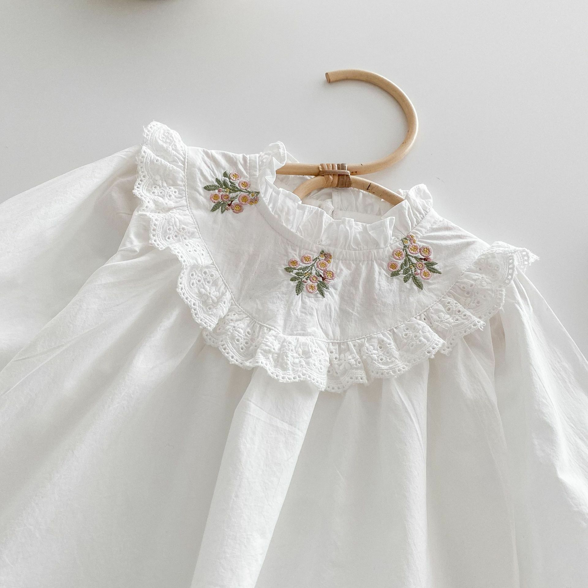 蕾絲領刺繡花恤衫