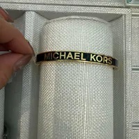 [US] MICHAEL KORS MKJ8115710 LOGO BANGLE,BLACK/GOLD, 796483627123 (SMK1039)