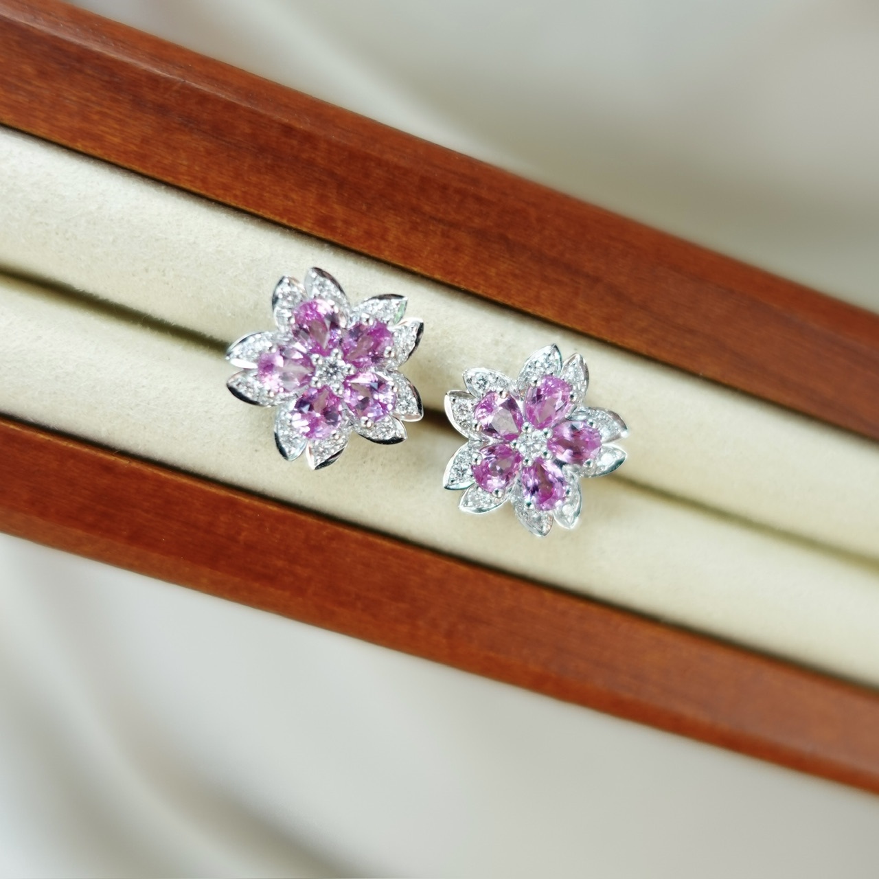 18K金粉紅藍寶石鑽石耳釘-櫻花