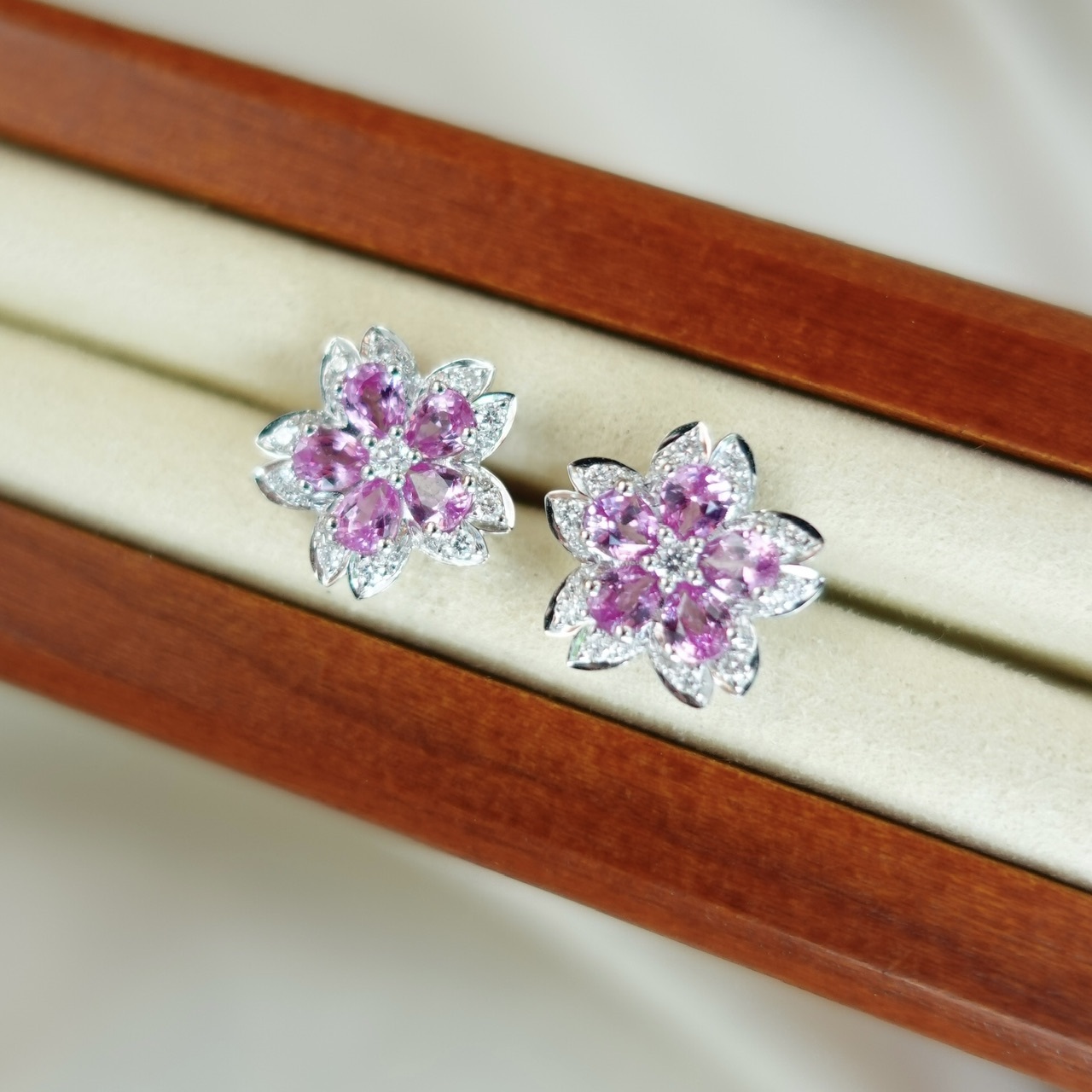 18K金粉紅藍寶石鑽石耳釘-櫻花