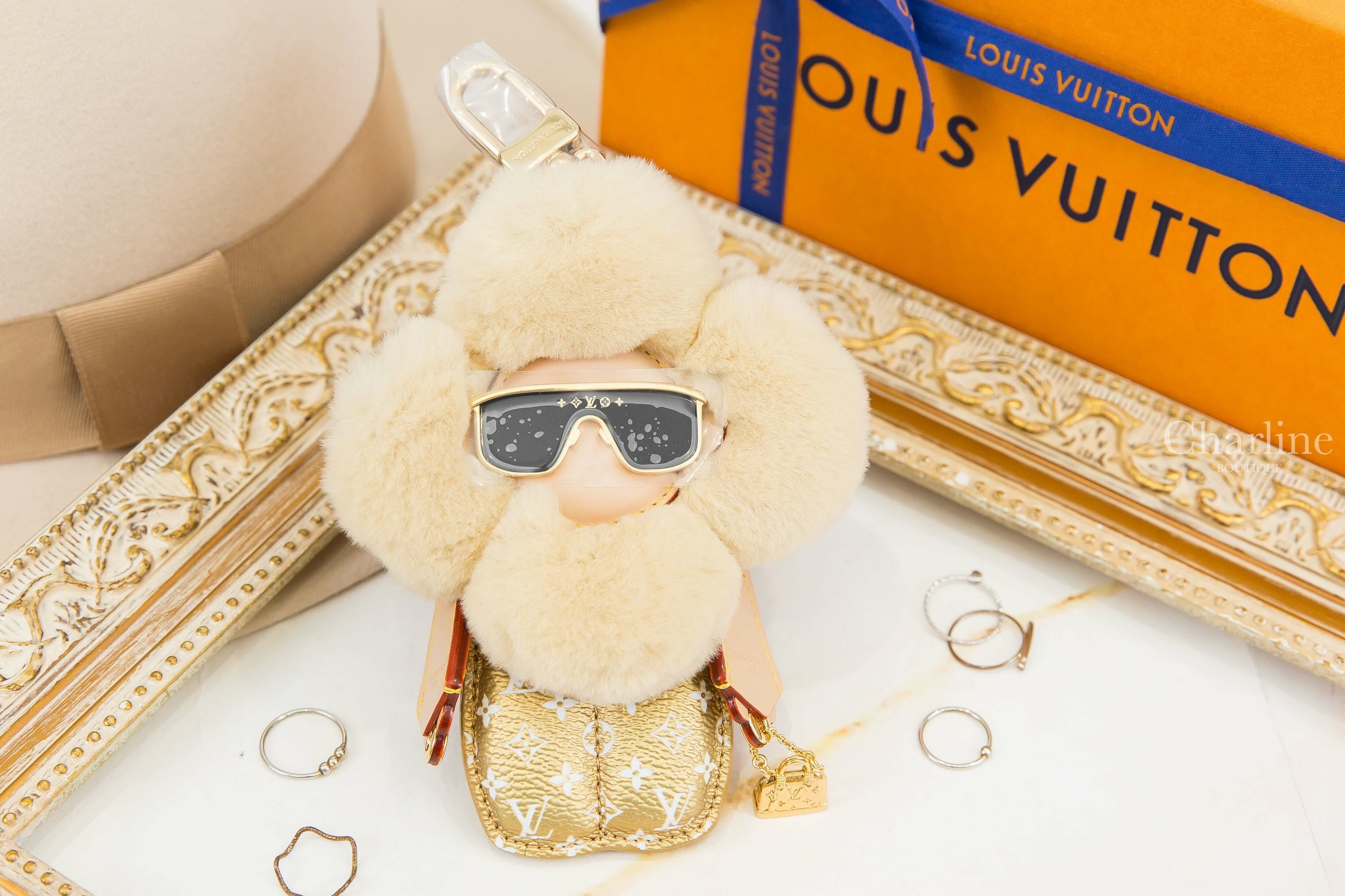 Louis Vuitton Vivienne Fashionista Bag Charm 金色老花米色絨毛手提金色鏈帶包金框黑墨鏡玩偶金釦吊飾