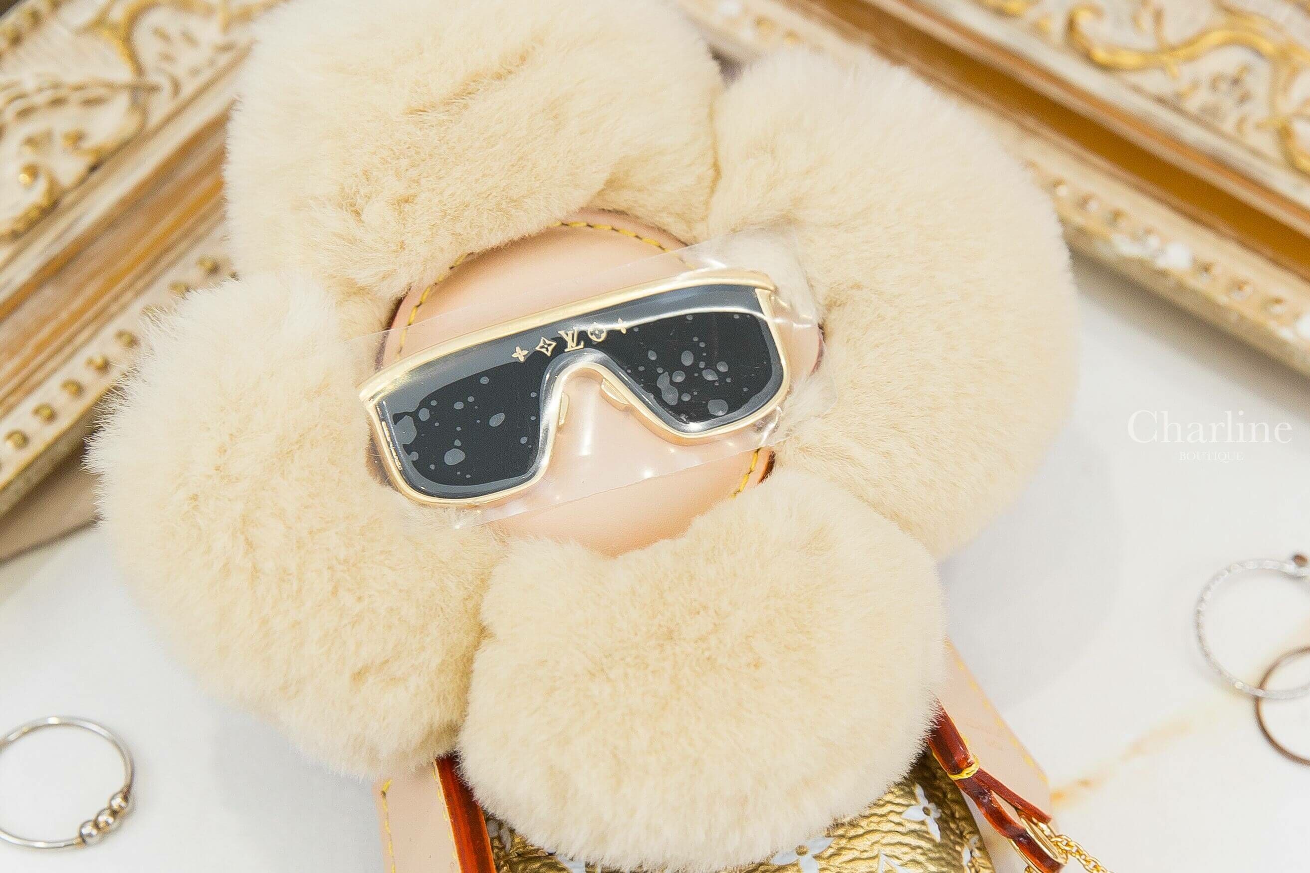 Louis Vuitton Vivienne Fashionista Bag Charm 金色老花米色絨毛手提金色鏈帶包金框黑墨鏡玩偶金釦吊飾