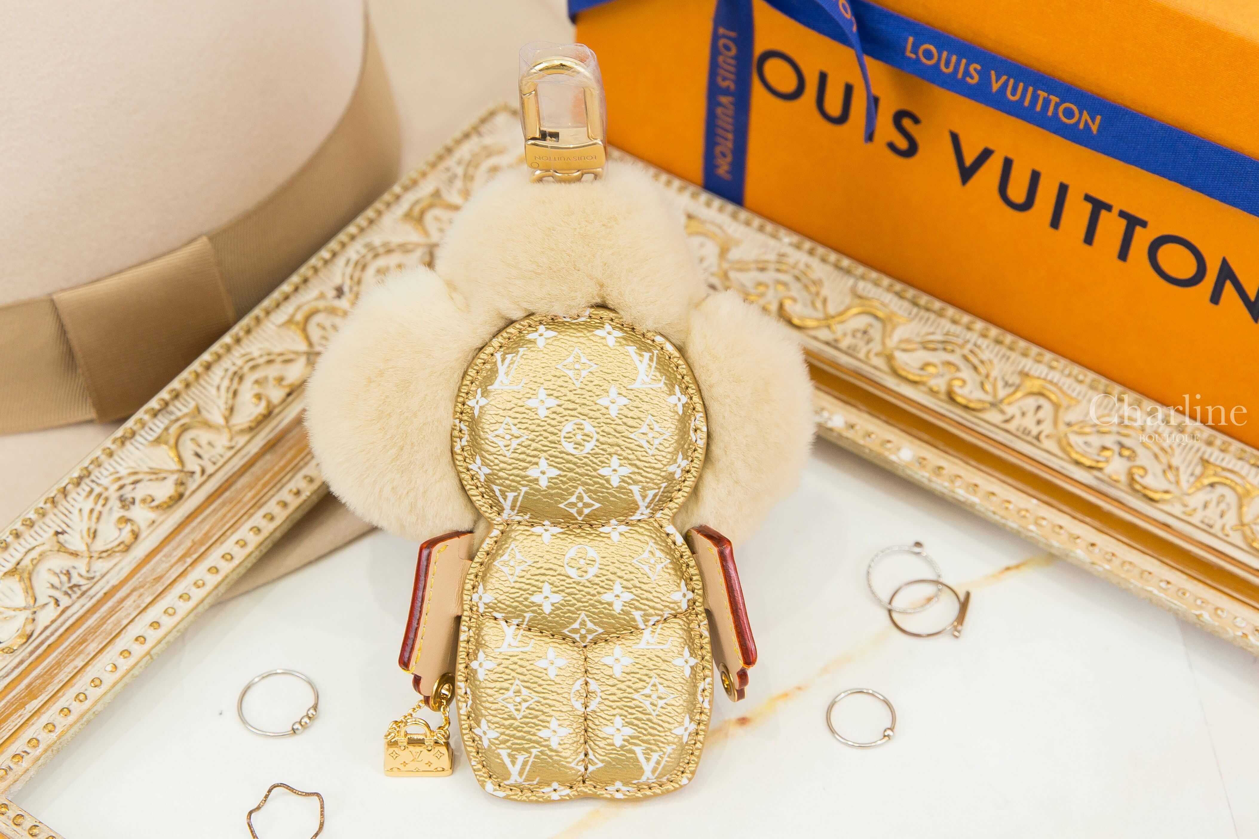 Louis Vuitton Vivienne Fashionista Bag Charm 金色老花米色絨毛手提金色鏈帶包金框黑墨鏡玩偶金釦吊飾-Charline Boutique 精品代購
