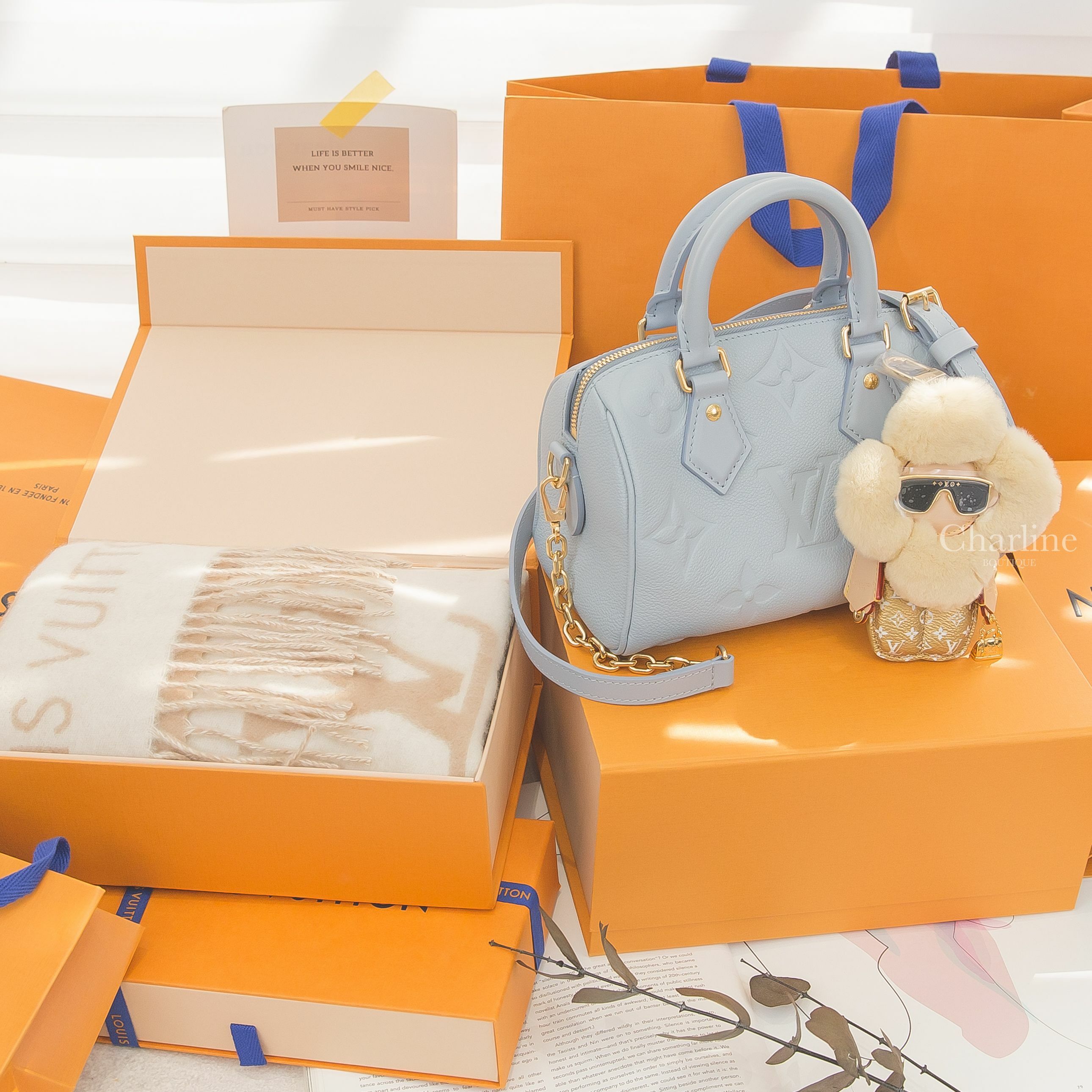 LV Speedy 20 灰藍色金鍊Logo粒面牛皮手提肩背包,LV Scarf 淺米色拼米色Logo 喀什米爾流蘇圍巾,LV Vivienne 金色老花米色絨毛手提金色鏈帶包金框黑墨鏡玩偶金釦吊飾-Charline Boutique 精品代購