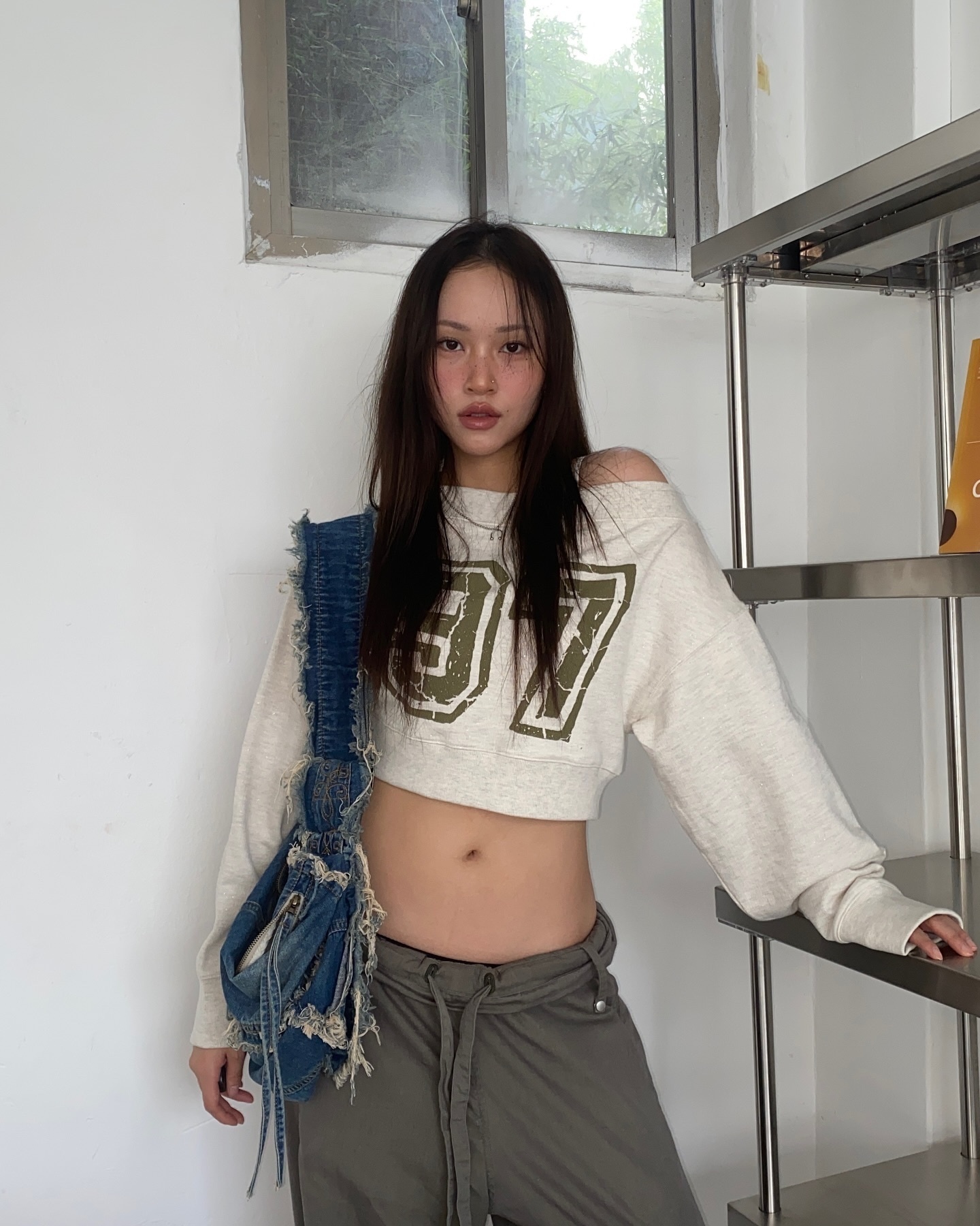 SCULPTOR - Off-Shoulder Cropped Sweatshirt (White Melange)