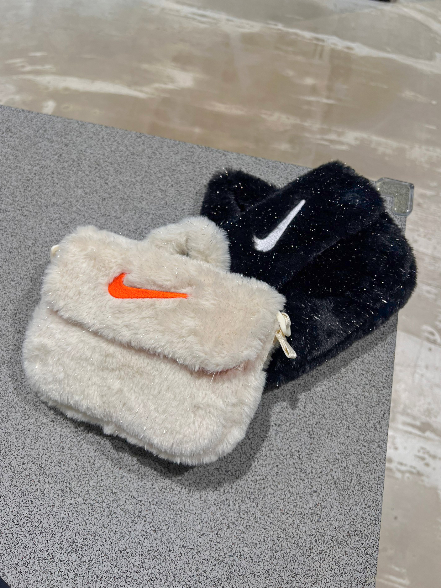 Nike 人造皮草斜背包 側背包 側背小包 黑fz1329-010、白fz1329-113