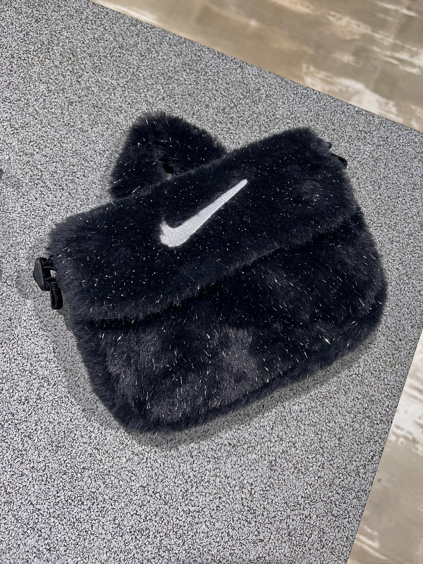 Nike 人造皮草斜背包 側背包 側背小包 黑fz1329-010、白fz1329-113