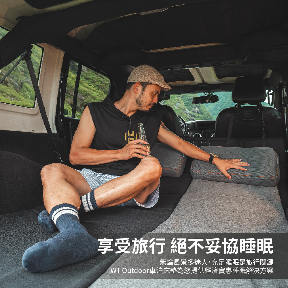 一名男子使用WT車泊床墊把車後座變成車宿休息區，搭配文字享受旅游絕不妥協睡眠文字，説明WT outdoor提供經濟實惠的車宿睡眠方案
