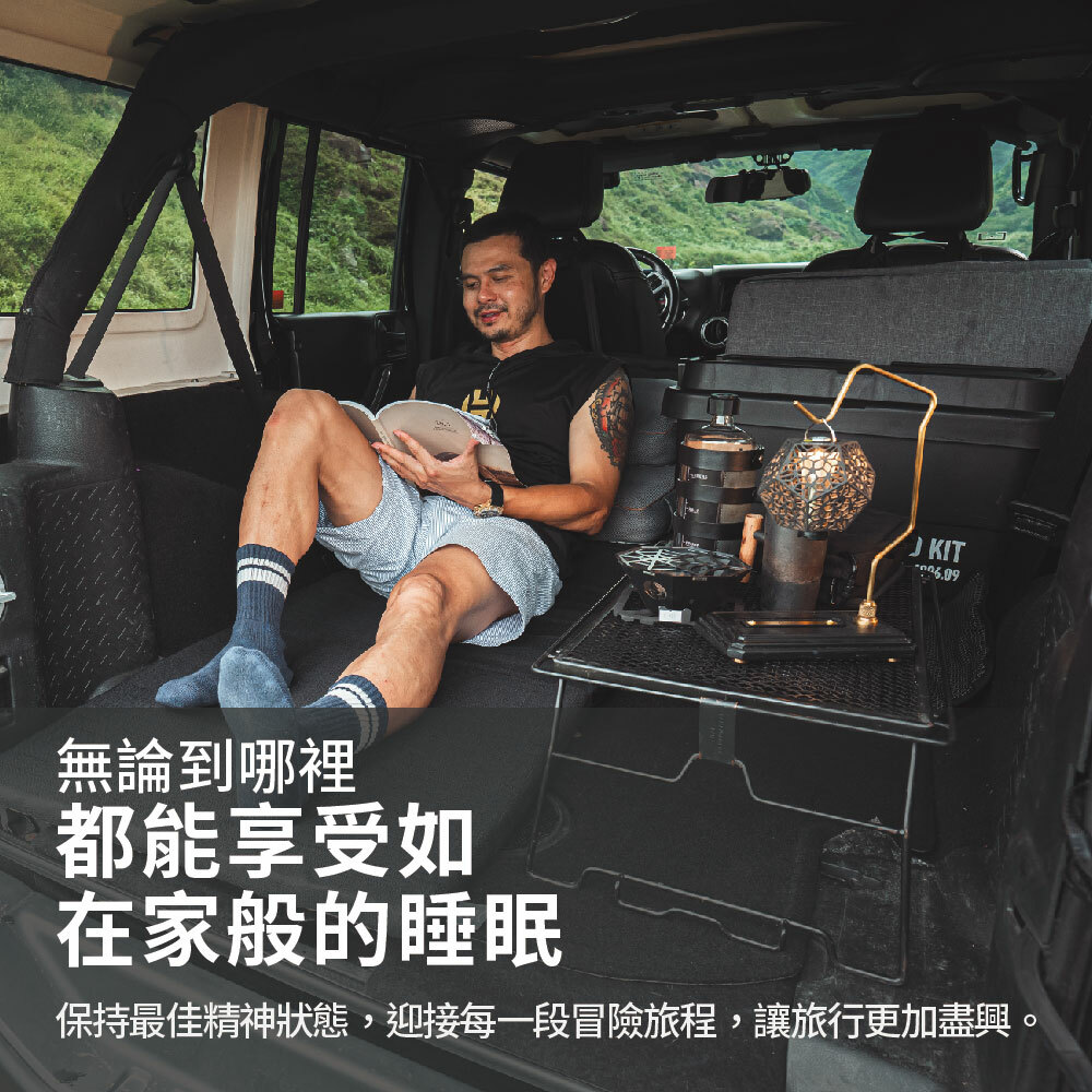 一位男性躺在WT單人露營床墊閲讀，提供穩定支撐與舒適體驗