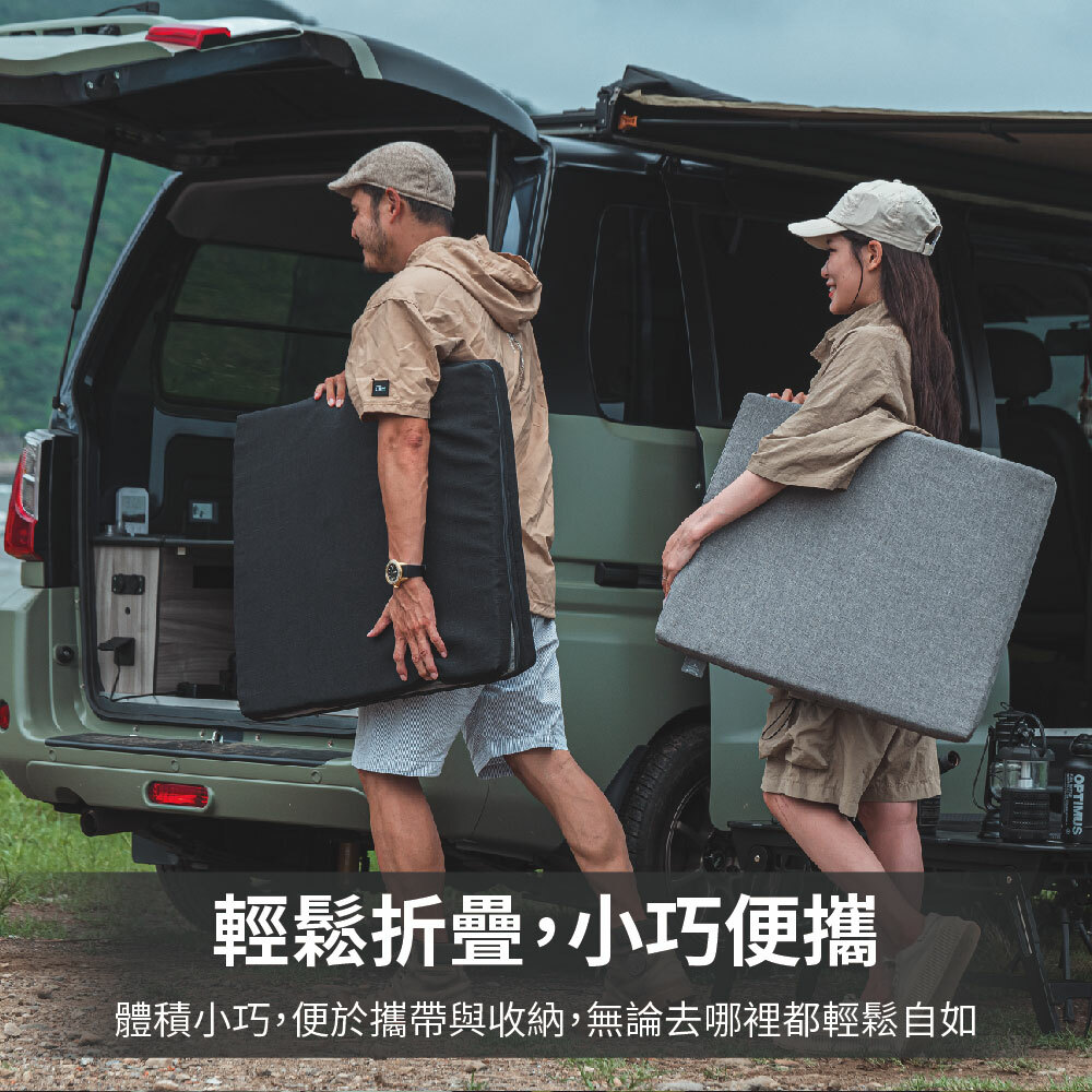 一男一女穿著戶外露營裝，各自手持折疊好的Wonderful Time輕便露營床墊，展現易收納、輕鬆攜帶的特點