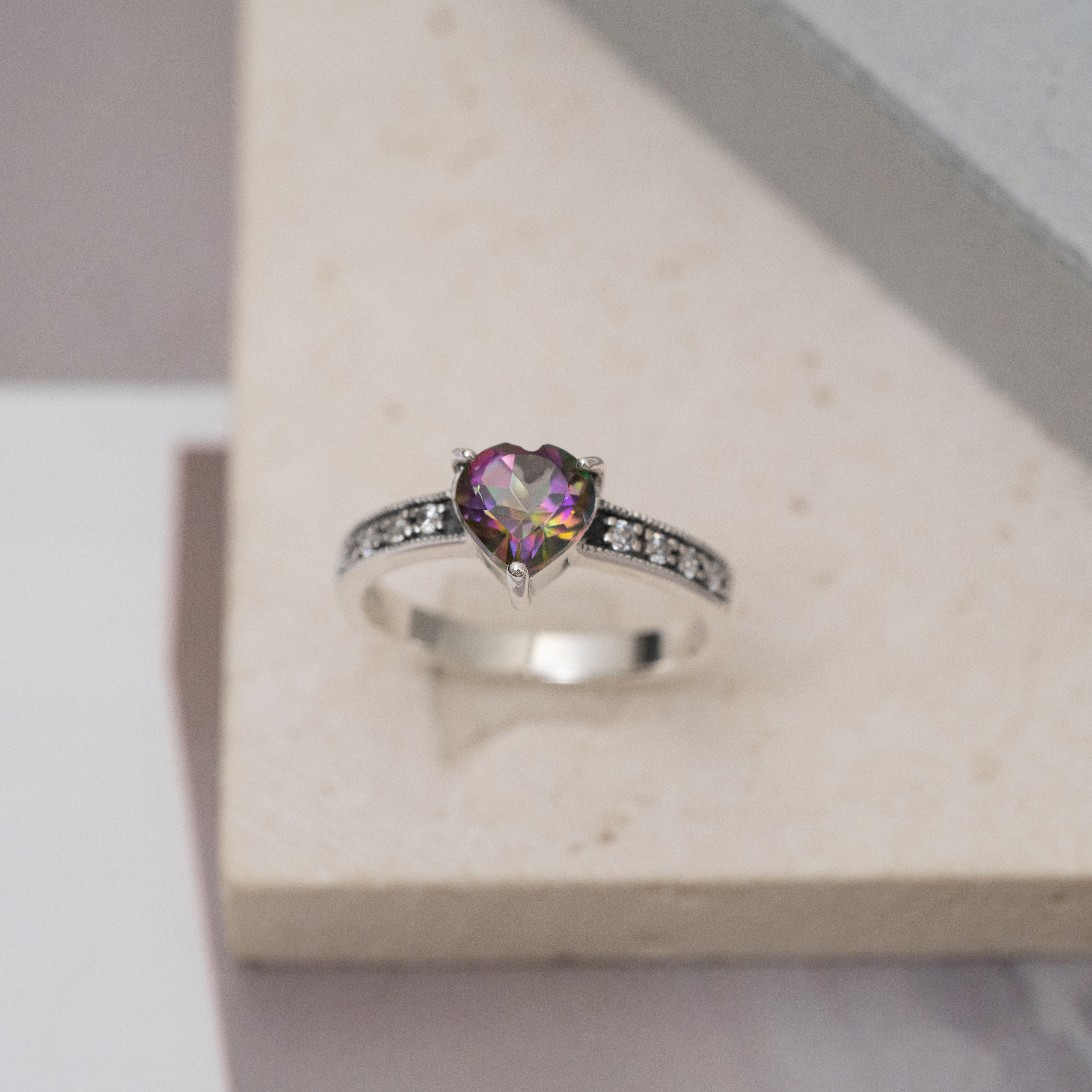 svr46 神秘石英石 mystic quartz