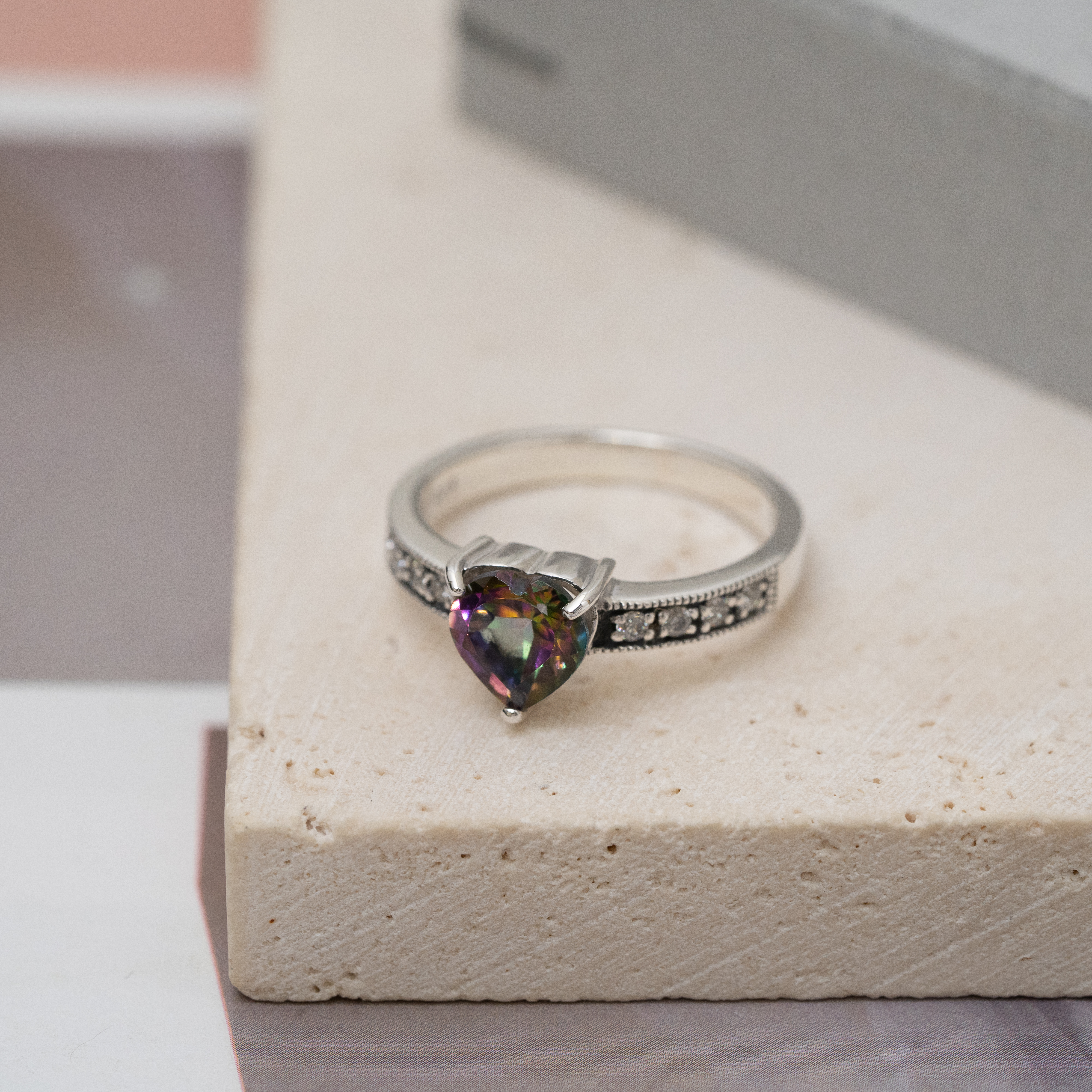 svr46 神秘石英石 mystic quartz