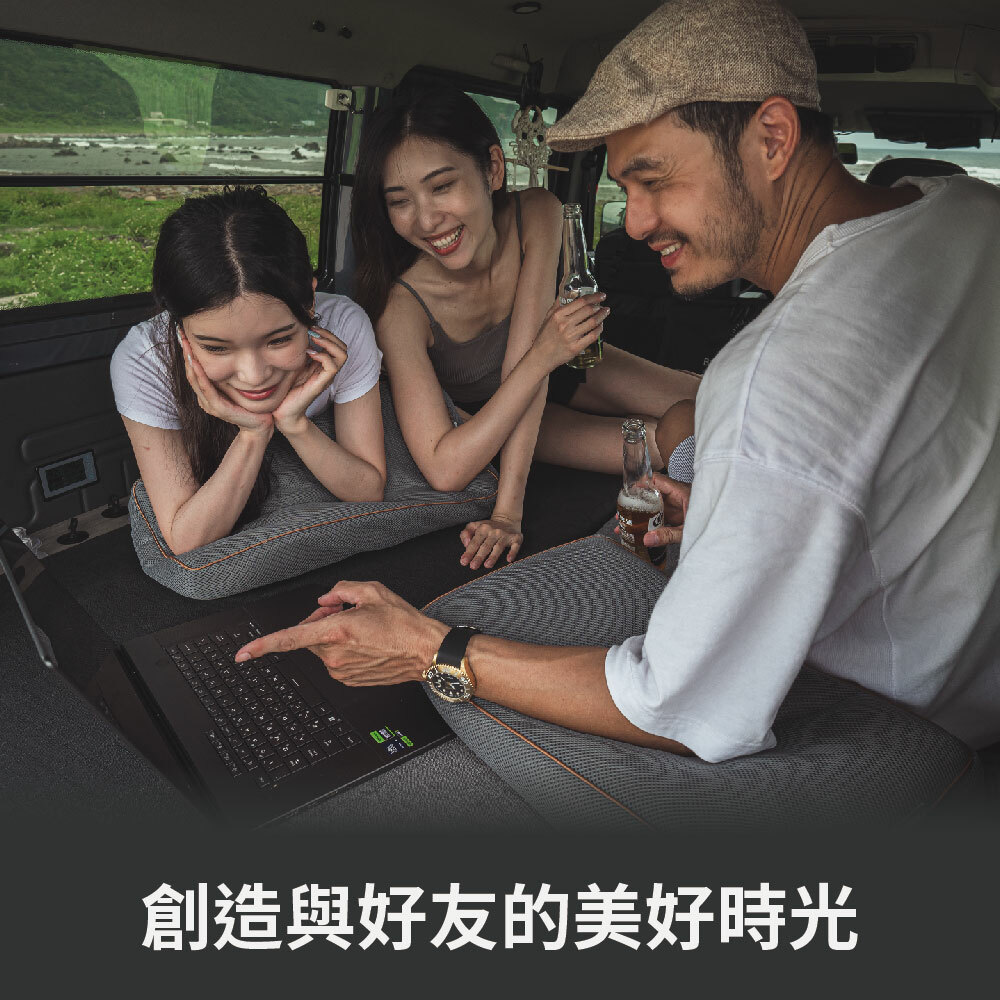 三位朋友正歡樂聊天,搭配Wonderful Time露營床墊提供舒適的支撐,提升露營體驗,共度愉快的露營時光