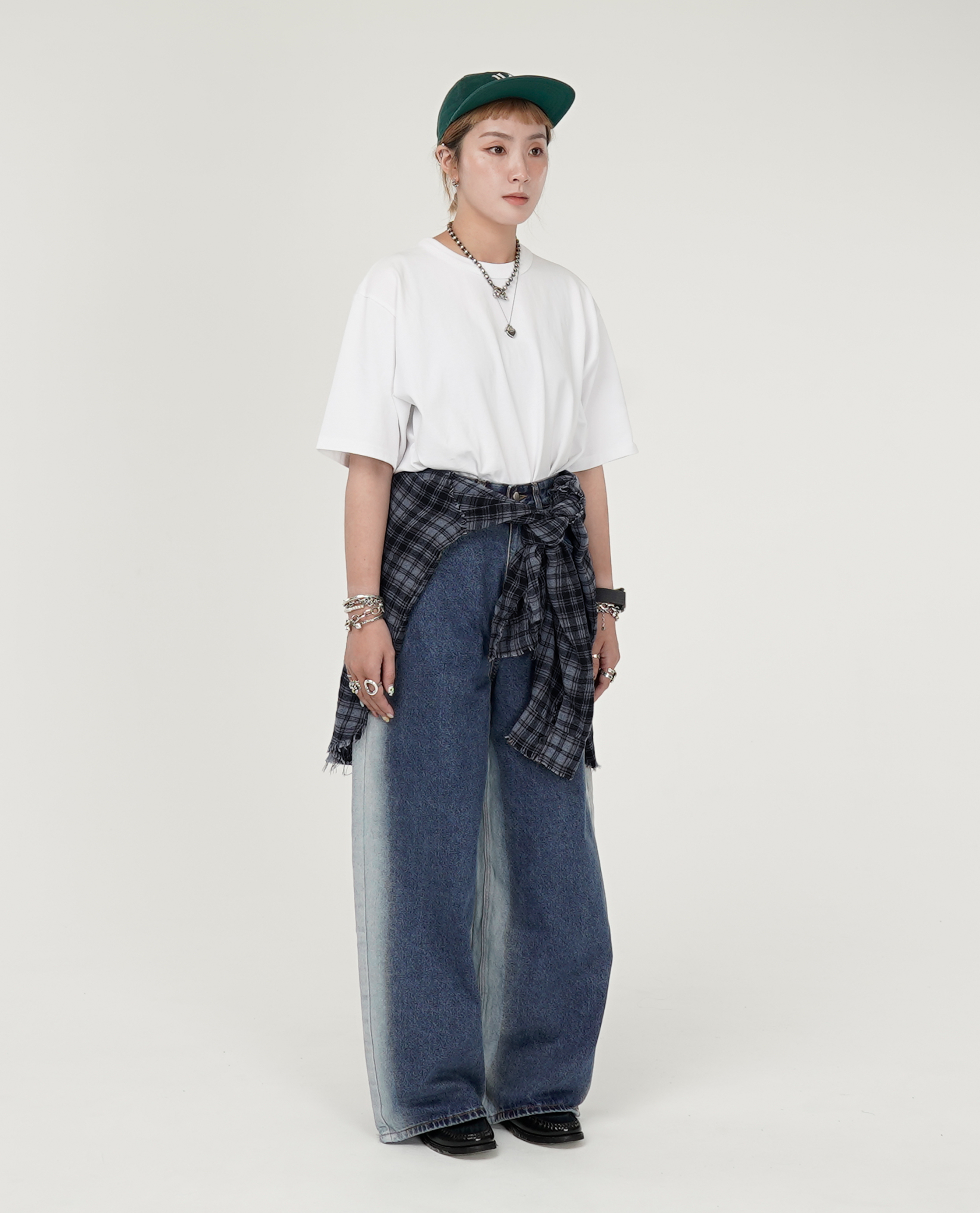 側左右刷白寬直筒牛仔