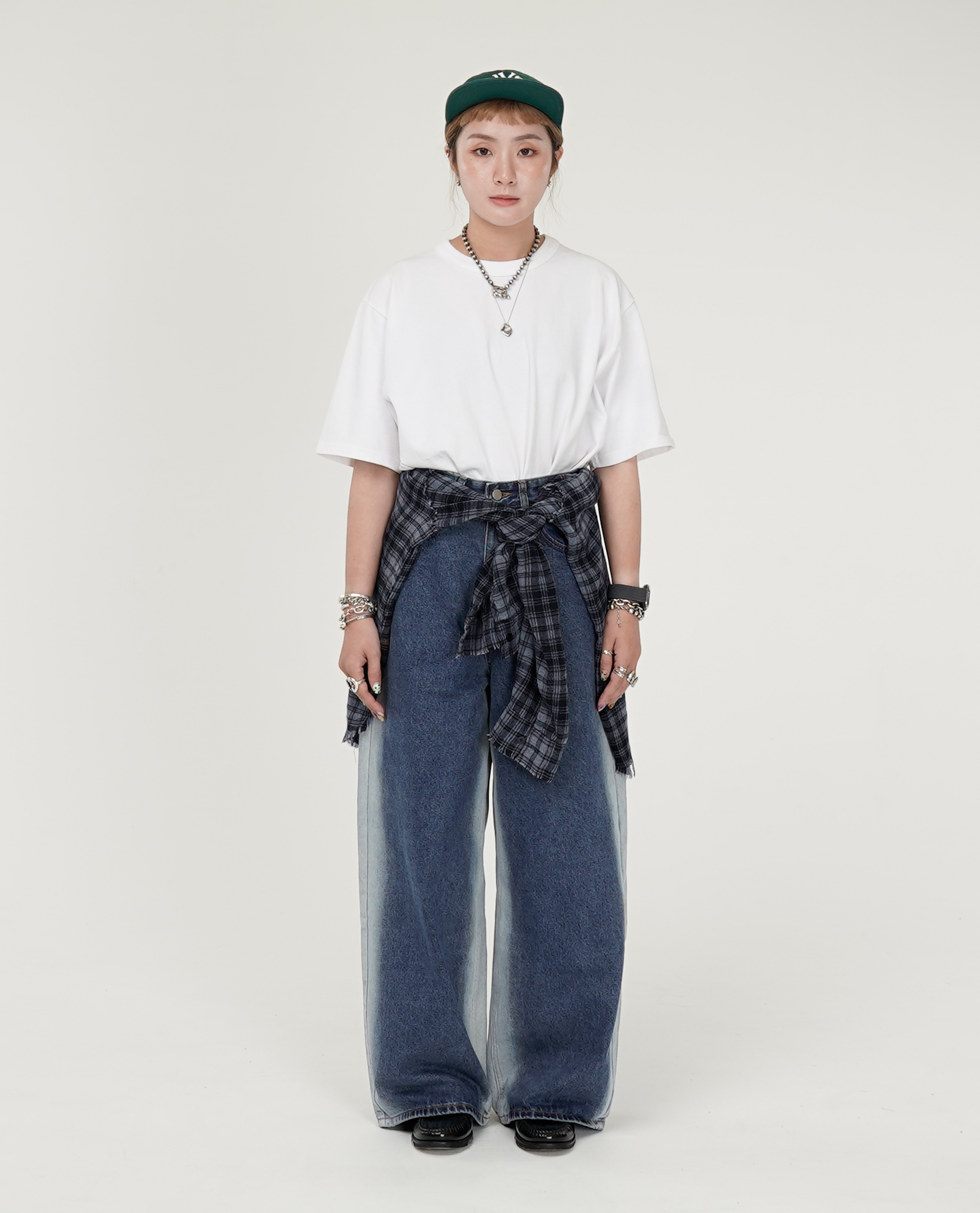 側左右刷白寬直筒牛仔