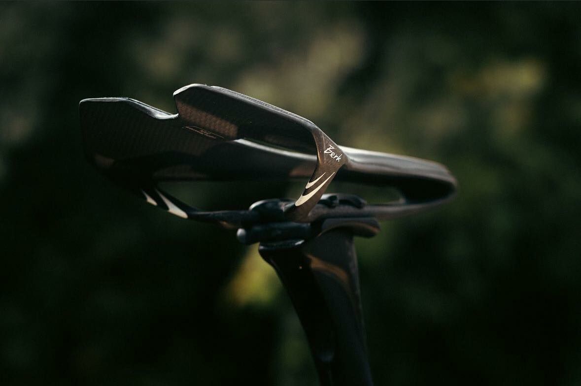 【BERK】Lupina Monocoque Open 超輕量一體式座墊 / 黑色皮革款