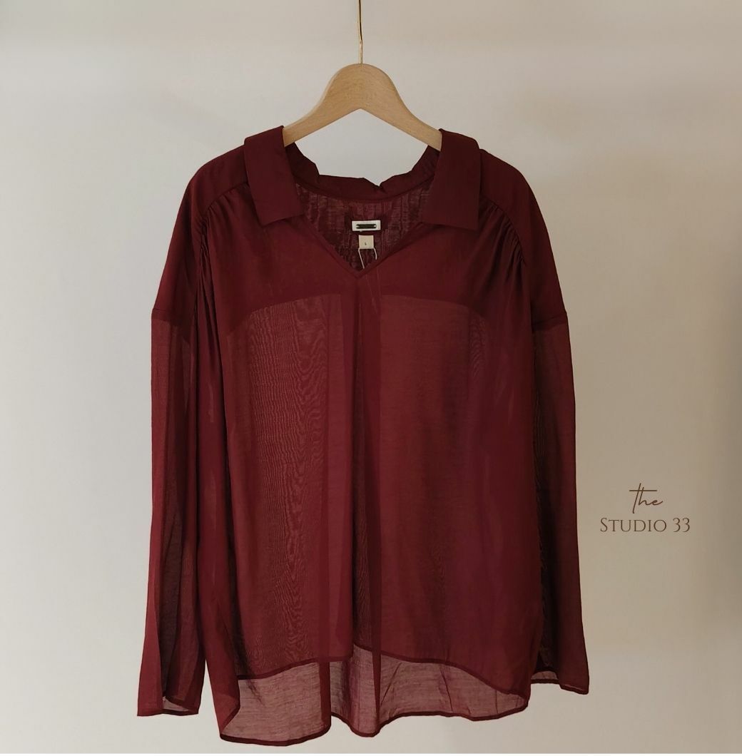 微透落肩設計V領襯衫