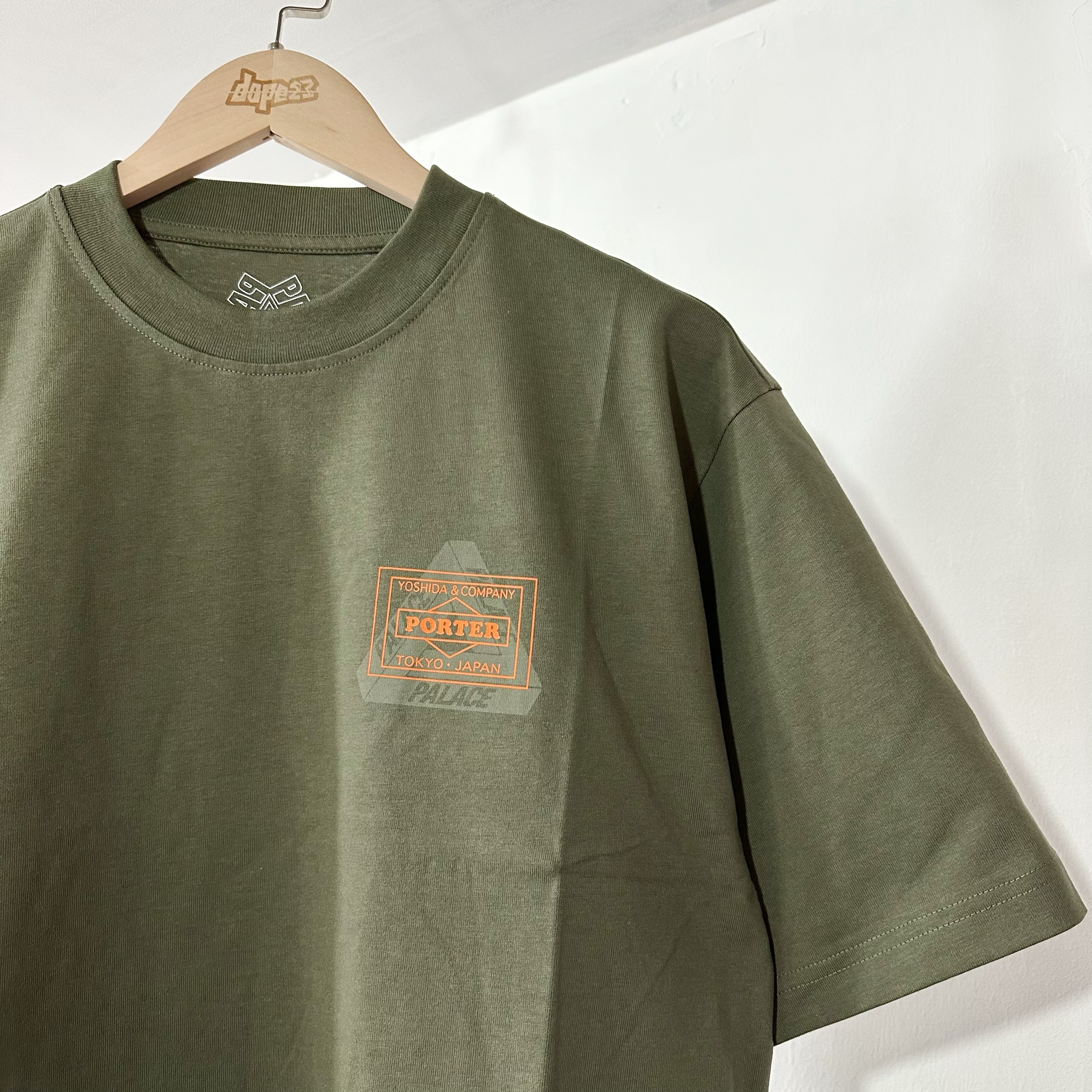 PALACE X PORTER LOGO T-SHIRT OLIVE 聯名